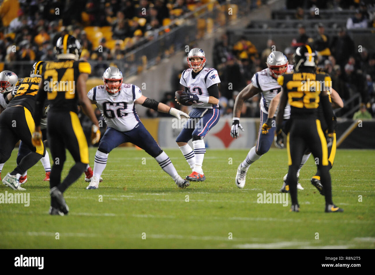 Pittsburgh, PA, USA. 16 Dez, 2018. Patrioten #12 Tom Brady während der Pittsburgh Steelers vs New England Patriots Spiel am Heinz Feld in Pittsburgh, PA. Jason Pohuski/CSM/Alamy leben Nachrichten Stockfoto