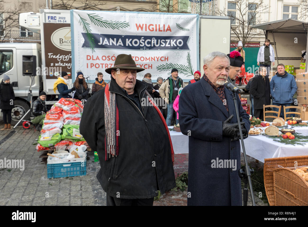 Krakau, Polen - 16 Dezember, 2018: Heiligabend für Arme und Obdachlose auf dem Hauptplatz in Krakau. Jedes Jahr die Gruppe Kosciuszko die größte Eva im Open Air in Krakau vorbereitet. Polen: Wieslaw Jarek/Alamy leben Nachrichten Stockfoto