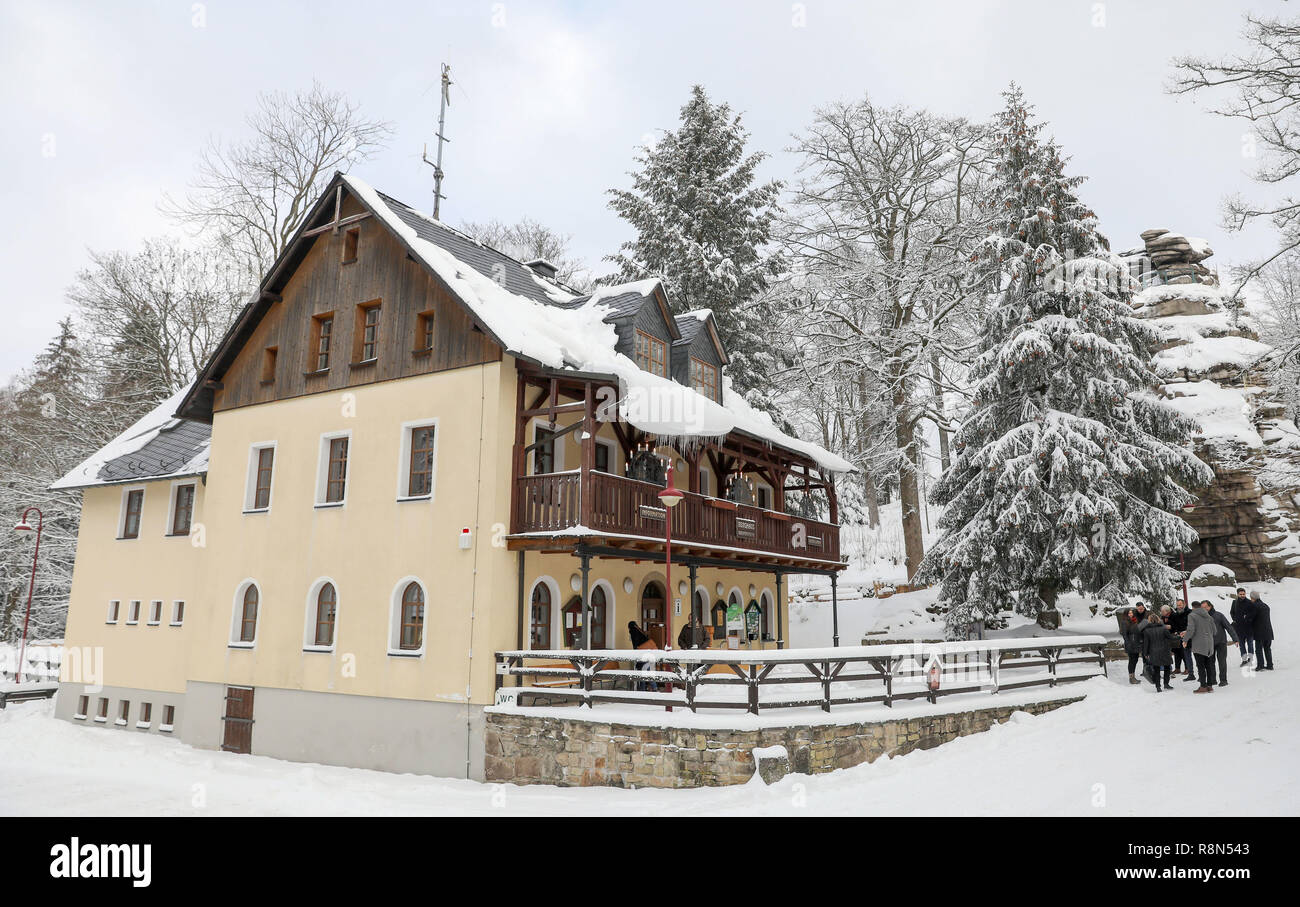 14. Dezember 2018, Sachsen, Ehrenfriedersdorf: Die Besucher stehen vor der Berghaus auf den Greifensteinen. Am gleichen Tag die erste freie W-Lan der Bezirk wurde hier eröffnet. Das Erzgebirge macht Fortschritte in Bezug auf kostenfreies WLAN. Gäste und Einheimische können jetzt in der "Easy - wERZ' wählen - der Name des WLAN-Netzwerks - kostenlos über den Hotspot. Die erzgebirgskreis ist der erste Bezirk in Sachsen, Will Frei- Internet zur Verfügung zu stellen. Alles in allem gibt es kostenlosen Internetzugang mit fast 50 überwiegend touristischen Orten in der Zukunft sein. Foto: Jan Woitas/dpa-Zentralbild/ZB Stockfoto