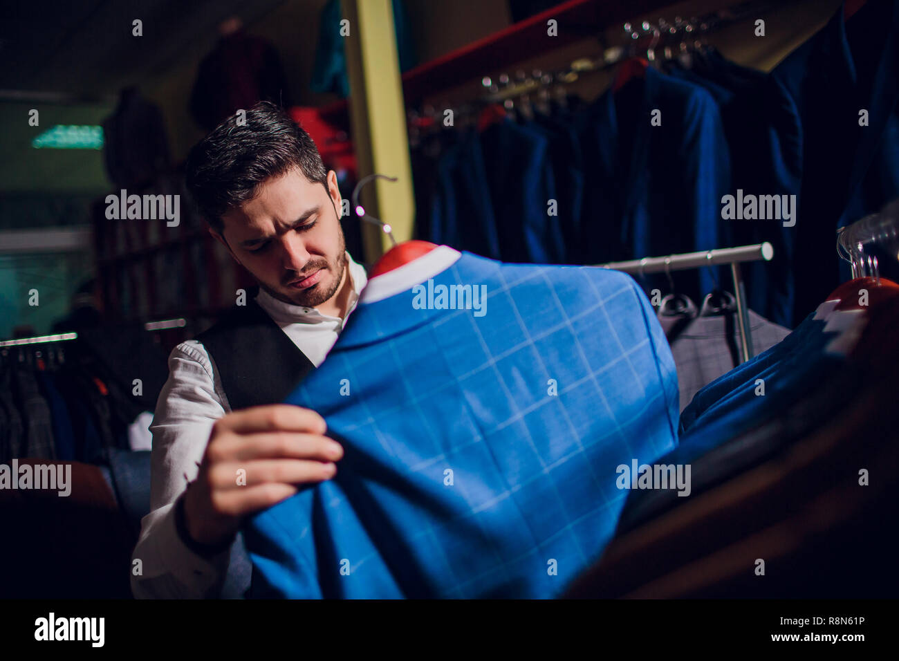 Schneider Schneiderei Herren Anzug Schneider In Seiner Werkstatt Die Eleganten Mann Anzuge In Reihe Hangen Luxus Mens Classic Anzuge Auf Rack In Der Eleganten Manner Boutique Stockfotografie Alamy