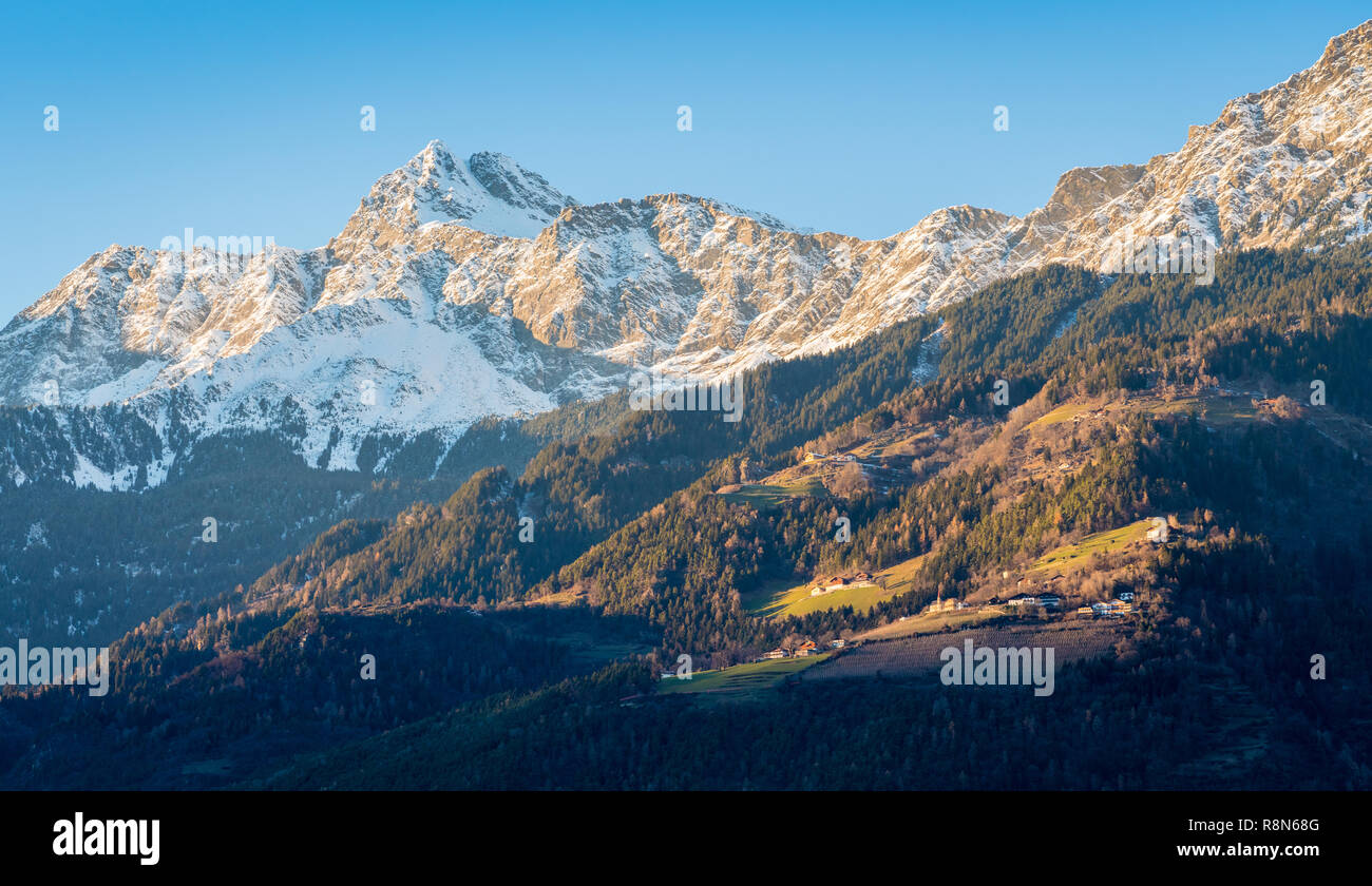 Verschneite Berge rund um Meran. Trentino Alto Adige, Norditalien. Stockfoto