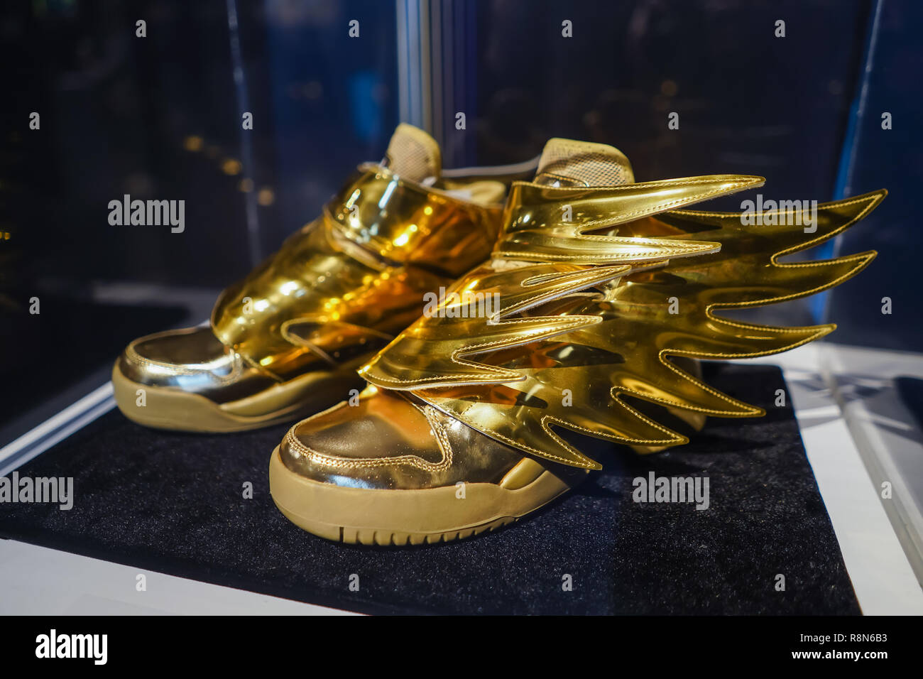 Goldene Turnschuhe für Jeremy Scott von adidas Schuhe Unternehmen  Stockfotografie - Alamy