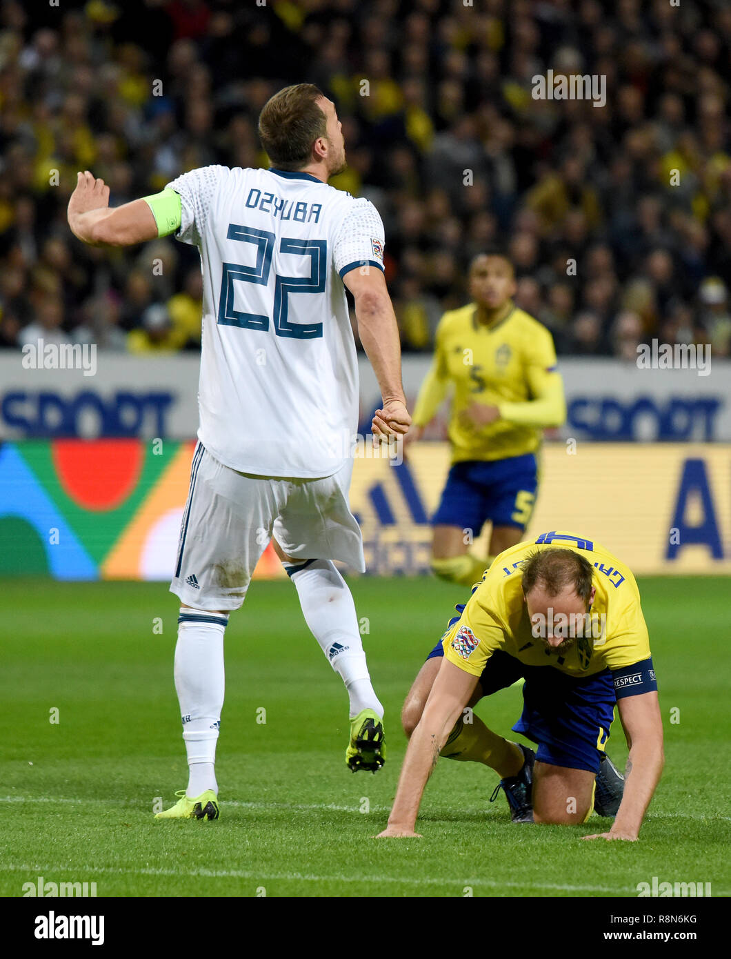 Solna, Schweden - 20 November, 2018. Russland Nationalstürmer Artem Dzyuba und Schweden Nationalspieler Andreas Granqvist während UEFA Nationen Le Stockfoto