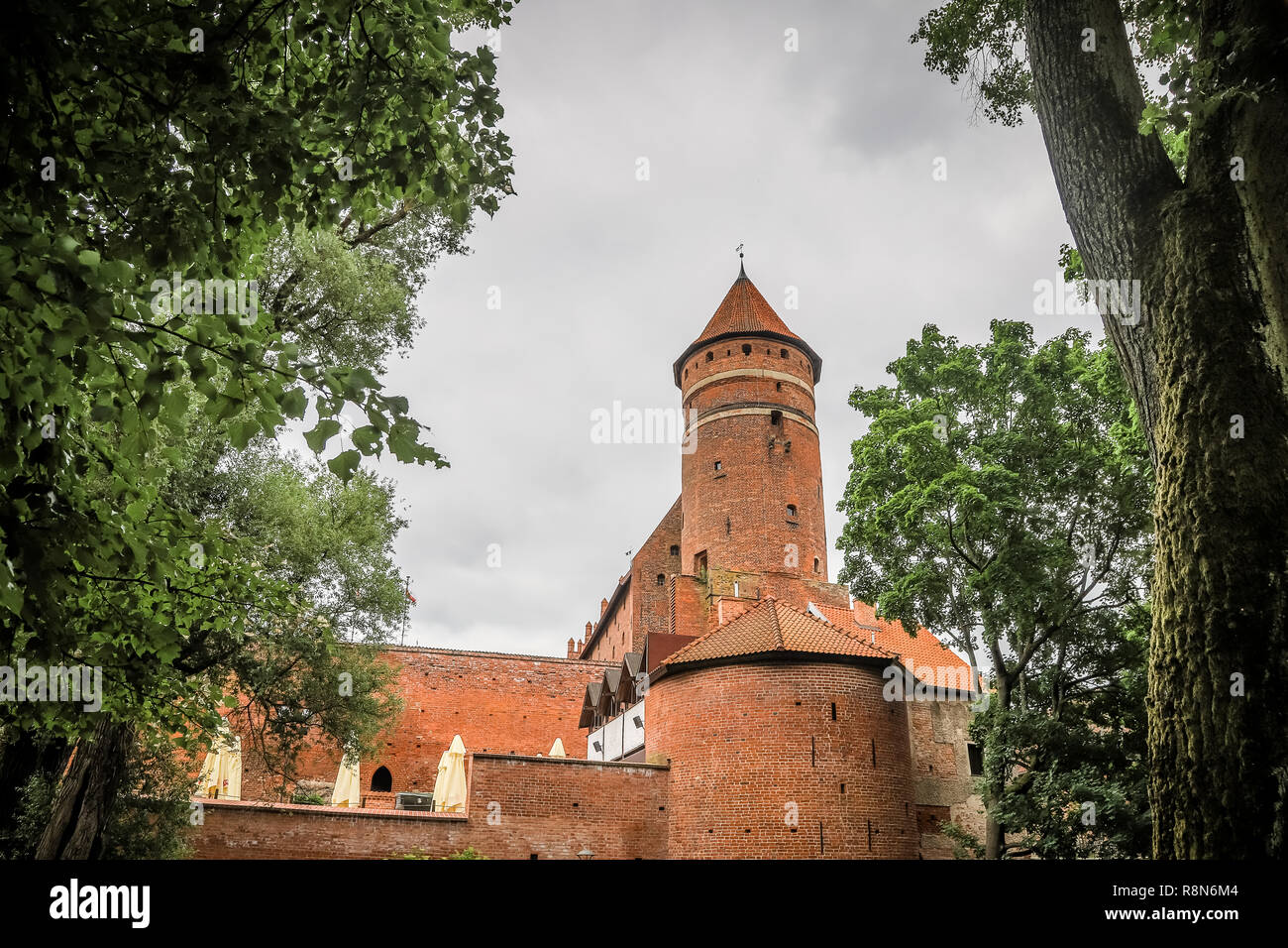 Ordensburg Schloss in Olsztyn, Polen. Blick vom Fluss Lyna. Stockfoto