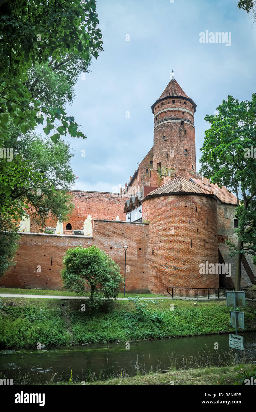 Ordensburg Schloss in Olsztyn, Polen. Blick vom Fluss Lyna. Stockfoto