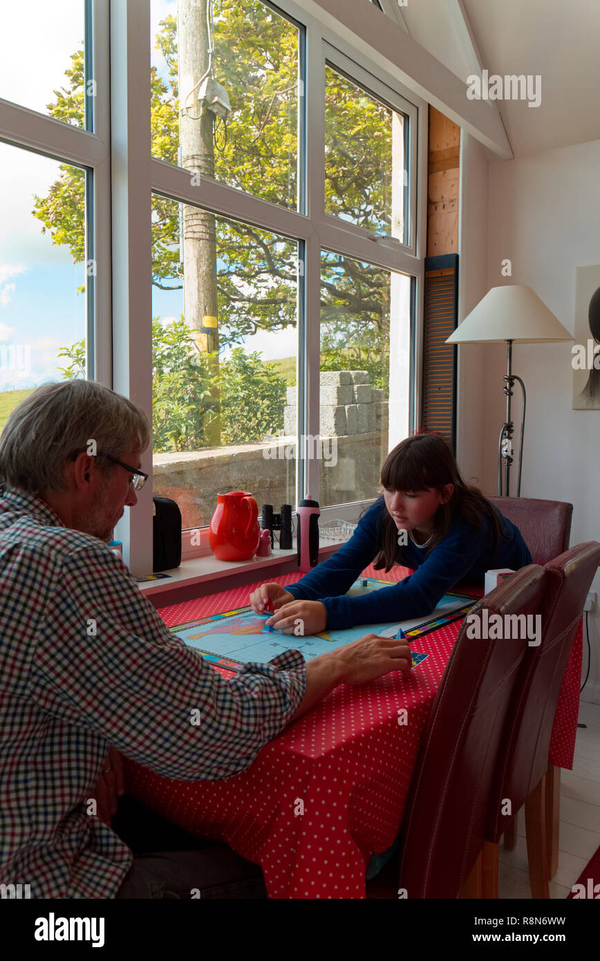 Vater und Tochter spielen ein Brettspiel Stockfoto
