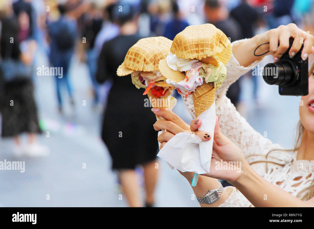 Essen ein großes Eis in Rom Stockfoto