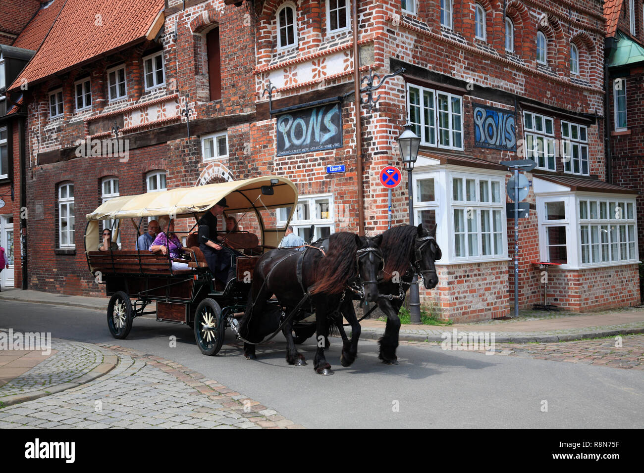 Carriage-Tour im alten Hafen Viertel am Fluss Ilmenau, Stintmarkt, Lüneburg, Lüneburg, Niedersachsen, Deutschland, Europa Stockfoto