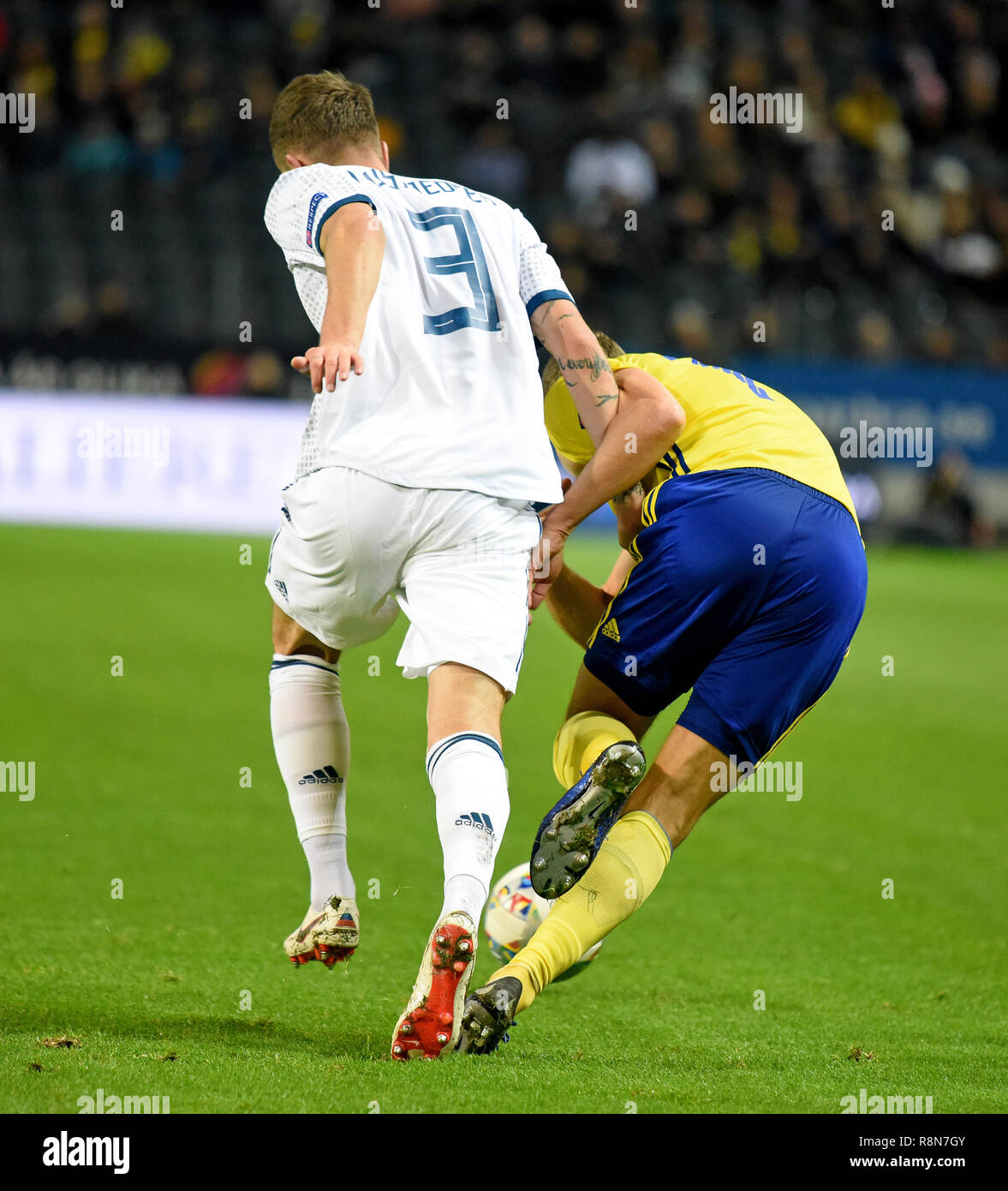 Solna, Schweden - 20 November, 2018. Russland Nationalmannschaft defender Römischen Neustaedter und Schweden Nationalmannschaft Mittelfeldspieler Viktor Claesson während UEFA Nat Stockfoto