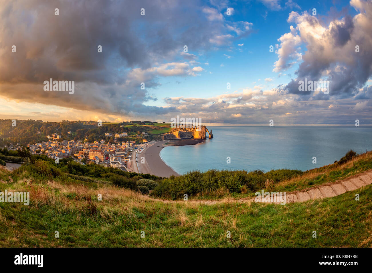 Etretat Normandie Frankreich bei Sonnenaufgang Stockfoto