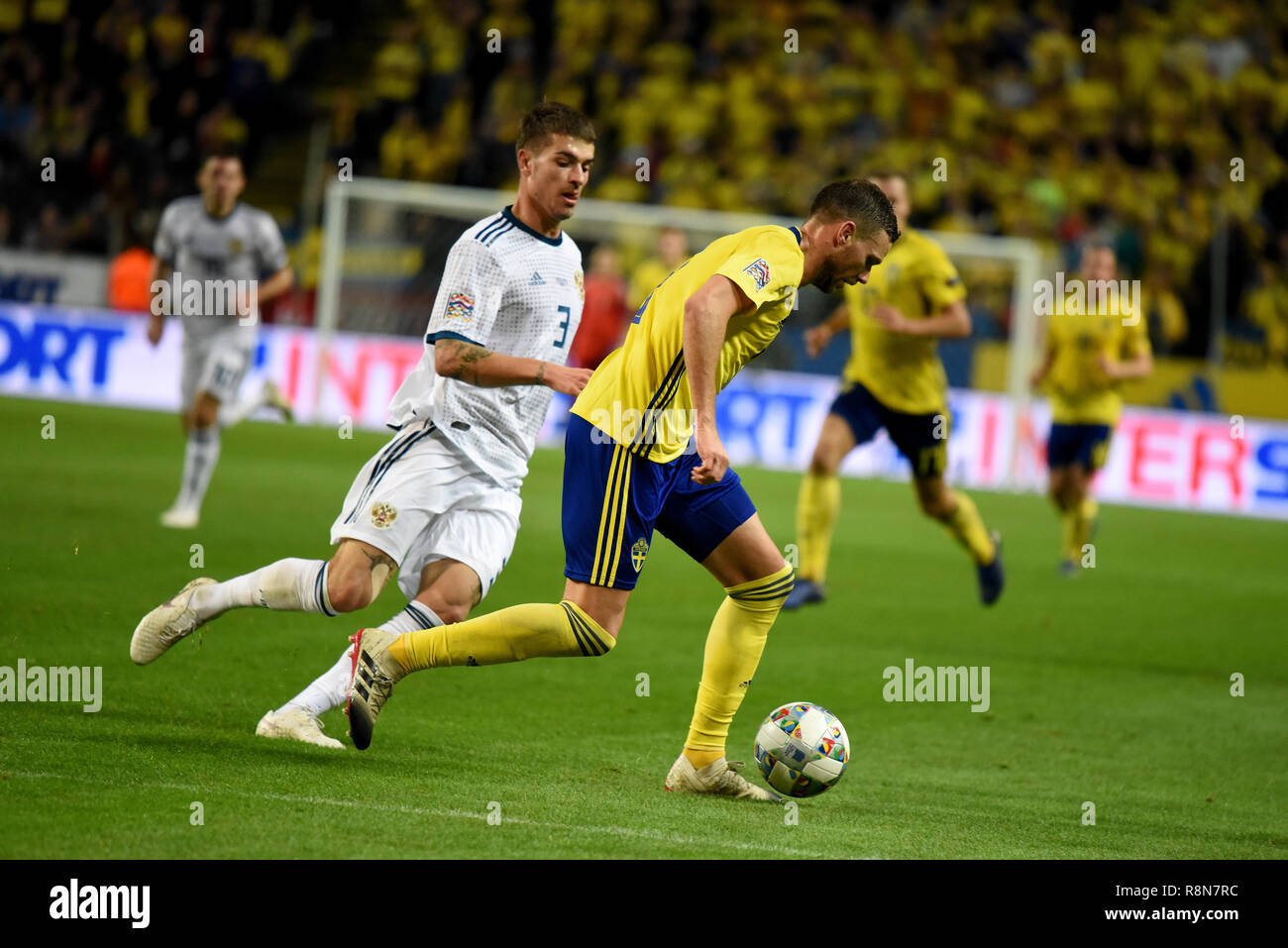 Solna, Schweden - 20 November, 2018. Russland Nationalmannschaft defender Römischen Neustaedter und Schweden Nationalstürmer Marcus Berg während der UEFA Nationen Le Stockfoto