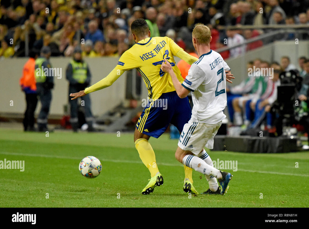 Solna, Schweden - 20 November, 2018. Russland Nationalmannschaft defender Vladislav Ignatjew und Schweden Nationalstürmer Isaac Kiese Thelin während UEFA Na Stockfoto