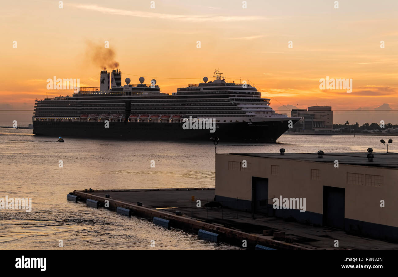 Niew Amsterdam Holland Amerika Kreuzfahrt Schiff nähert sich Port Everglades in Fort Lauderdale Florida Stockfoto