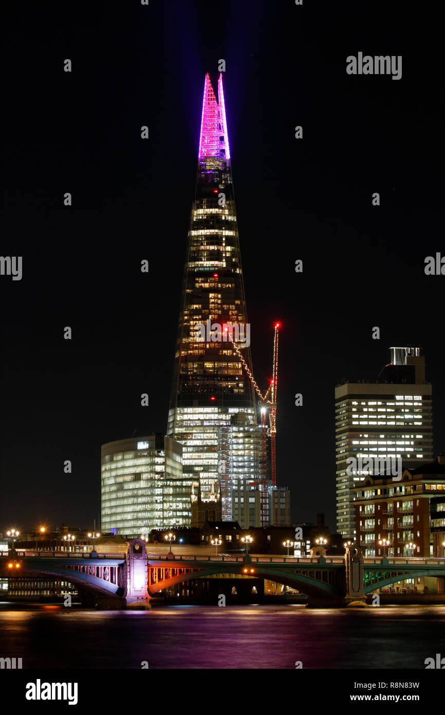 Der Shard, London skyscaper, neue Architektur in London. Auch die Southwark Bridge und die Kathedrale, lange Belichtung Stockfoto
