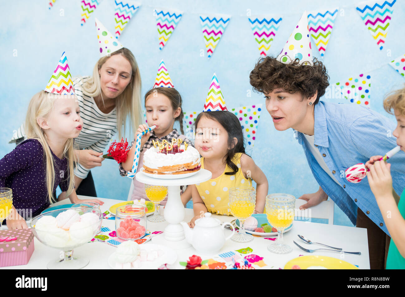 Kindergeburtstag feiern. Stockfoto