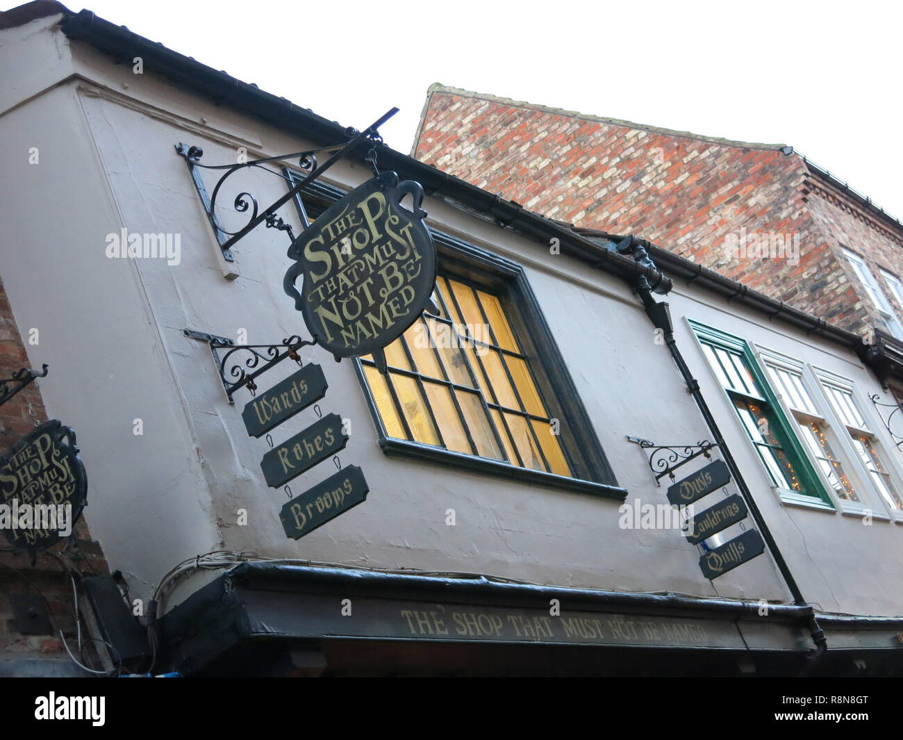 Außenansicht des "Shop, der nicht genannt werden', offiziell lizenzierten Harry Potter Merchandise und Sammlerstücke zu verkaufen; The Shambles, Weihnachten 2018 Stockfoto