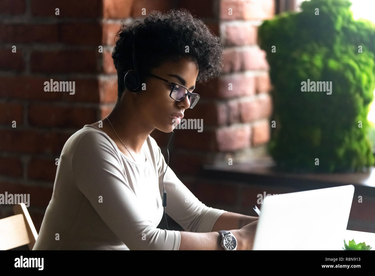 Afrikanische amerikanische Frau das Tragen von Kopfhörern mit Laptop gerichtet Stockfoto