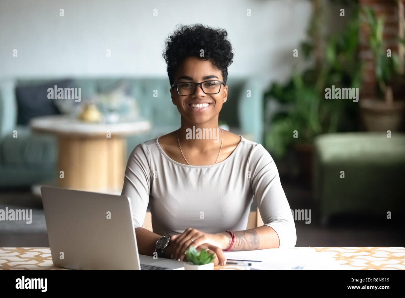 Kopf geschossen Portrait von lächelnden Afrikanische amerikanische Frau Stockfoto