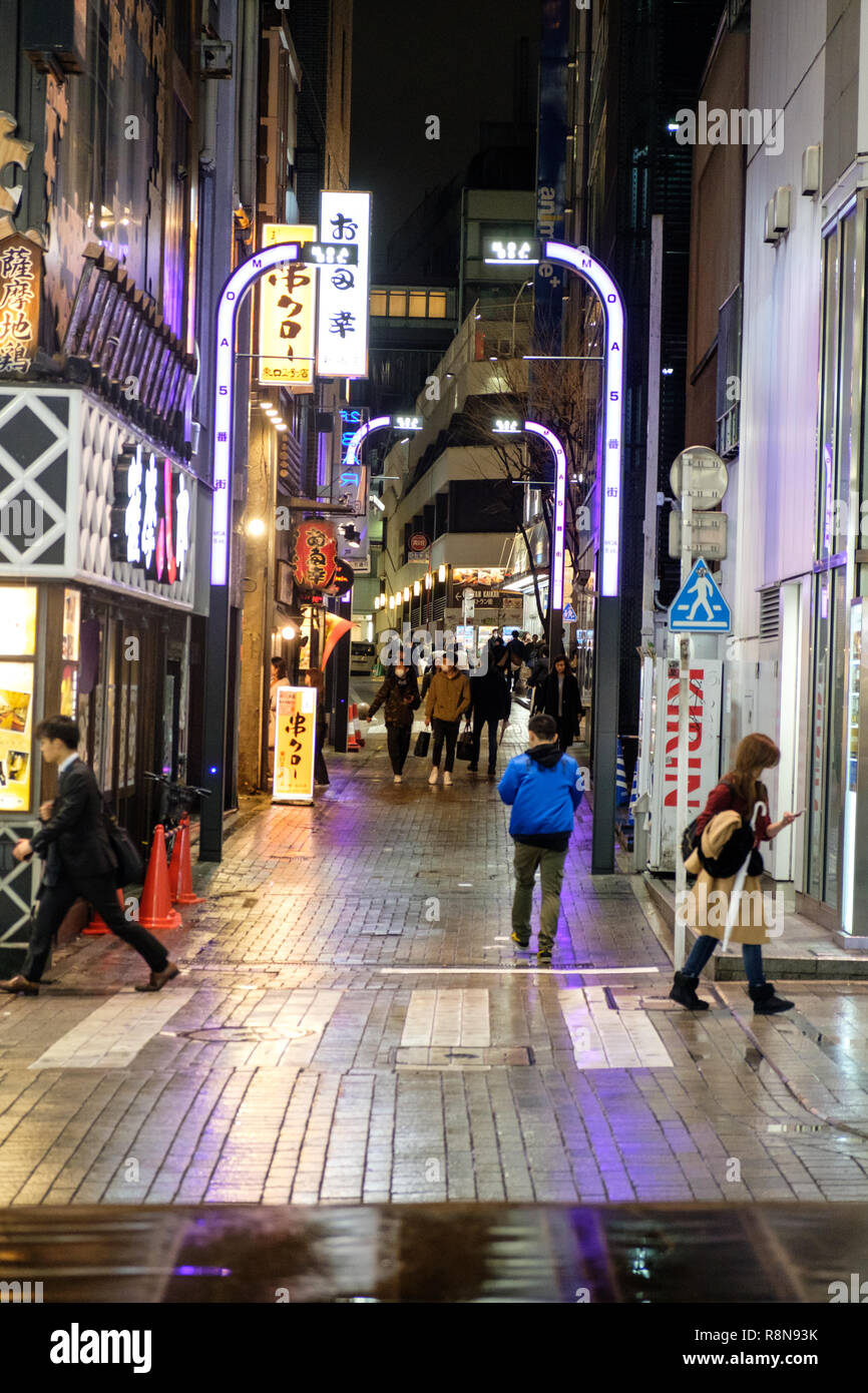 Shinjuku Einkaufsviertel in der Nacht, Tokio, Japan Stockfoto