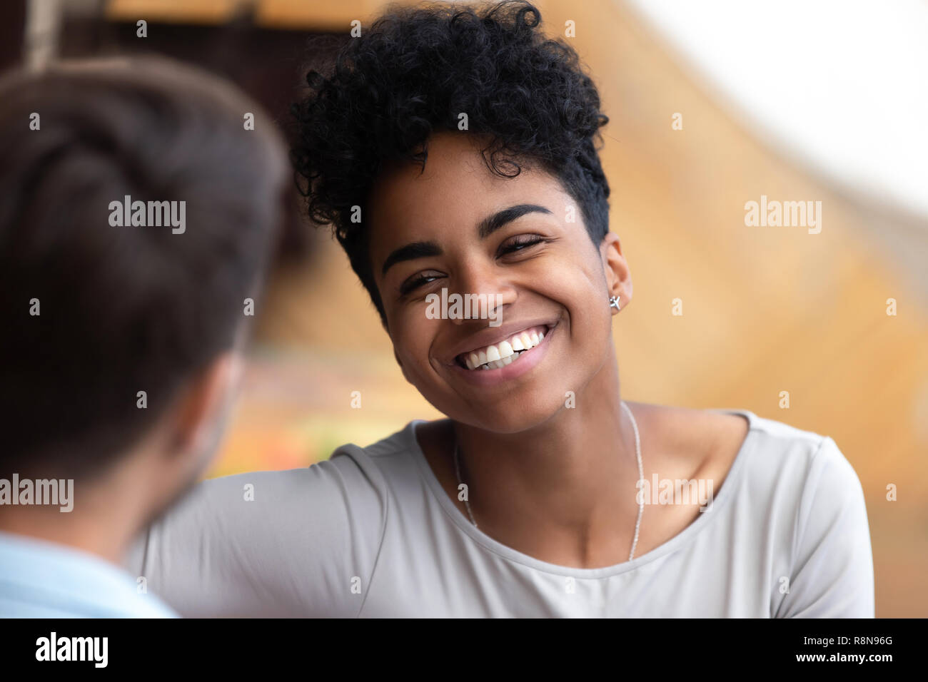 Lächelnd afrikanische amerikanische Frau an Mann in der Nähe suchen Stockfoto