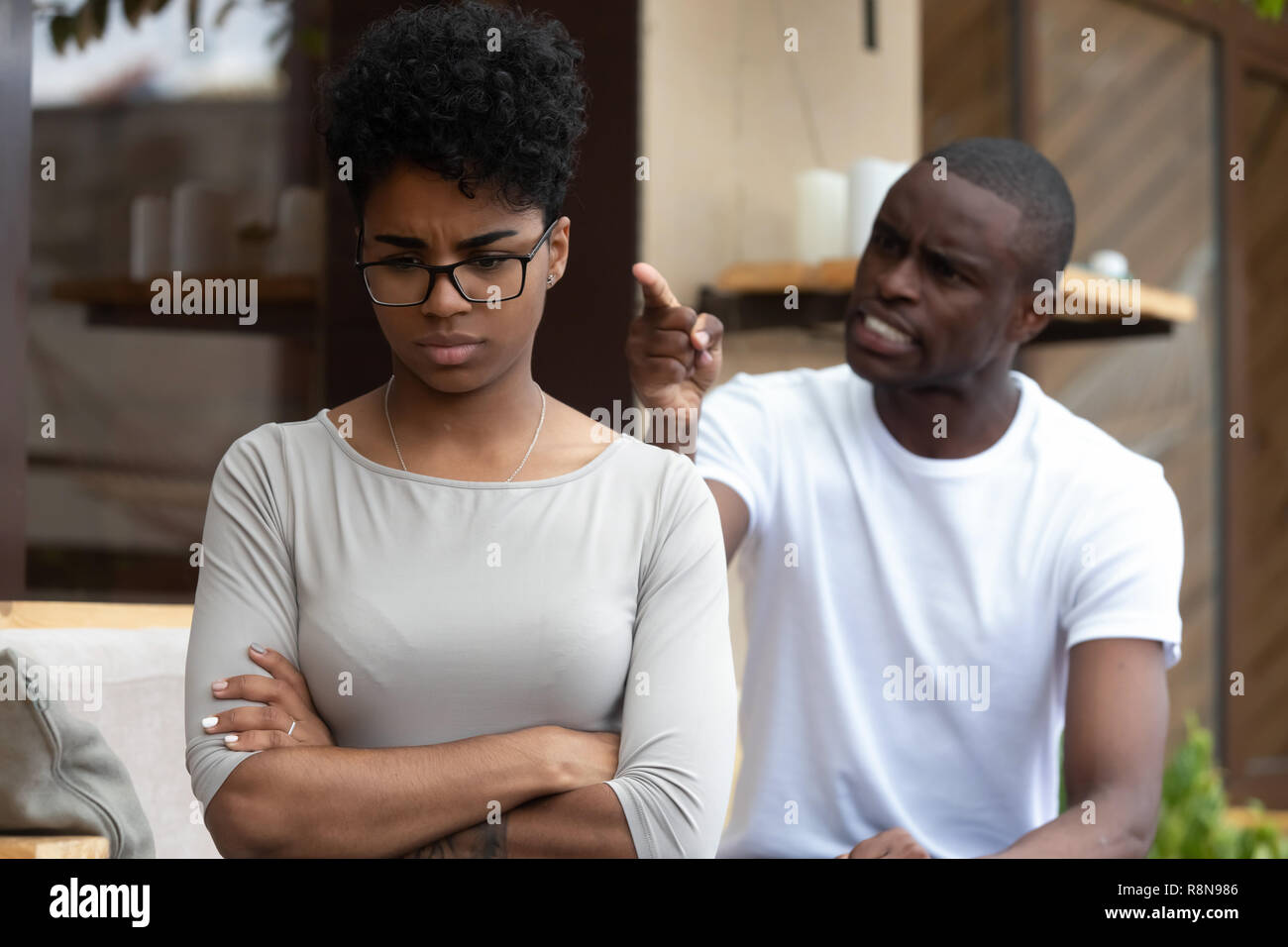 Junge afrikanische amerikanische Paar in Liebe streiten Sitzung bereitgestellt Stockfoto