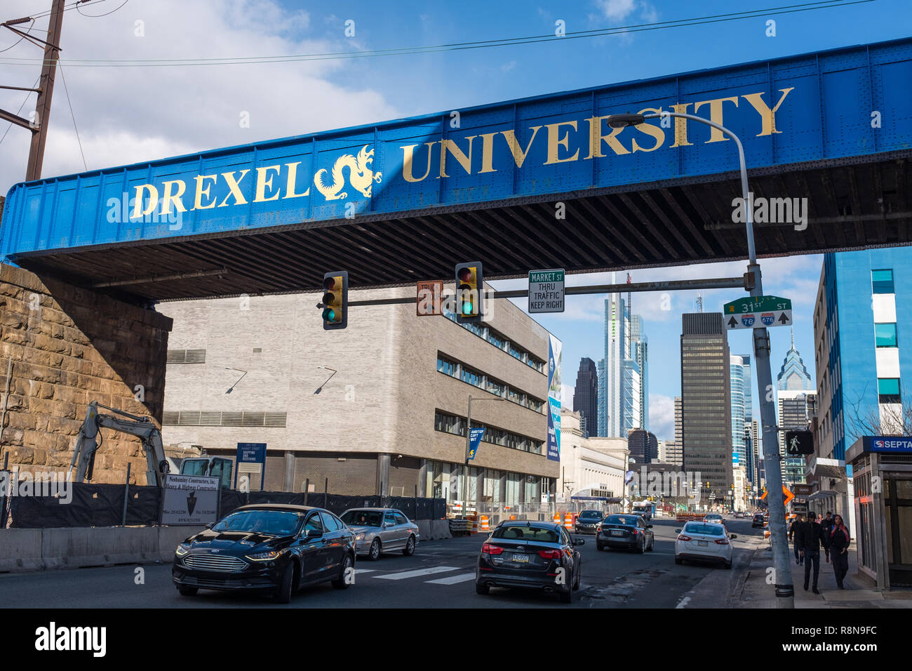 Der Drexel Universität Eisenbahnbrücke auf der Market Street, Philadelphia, Pennsylvania, USA Stockfoto