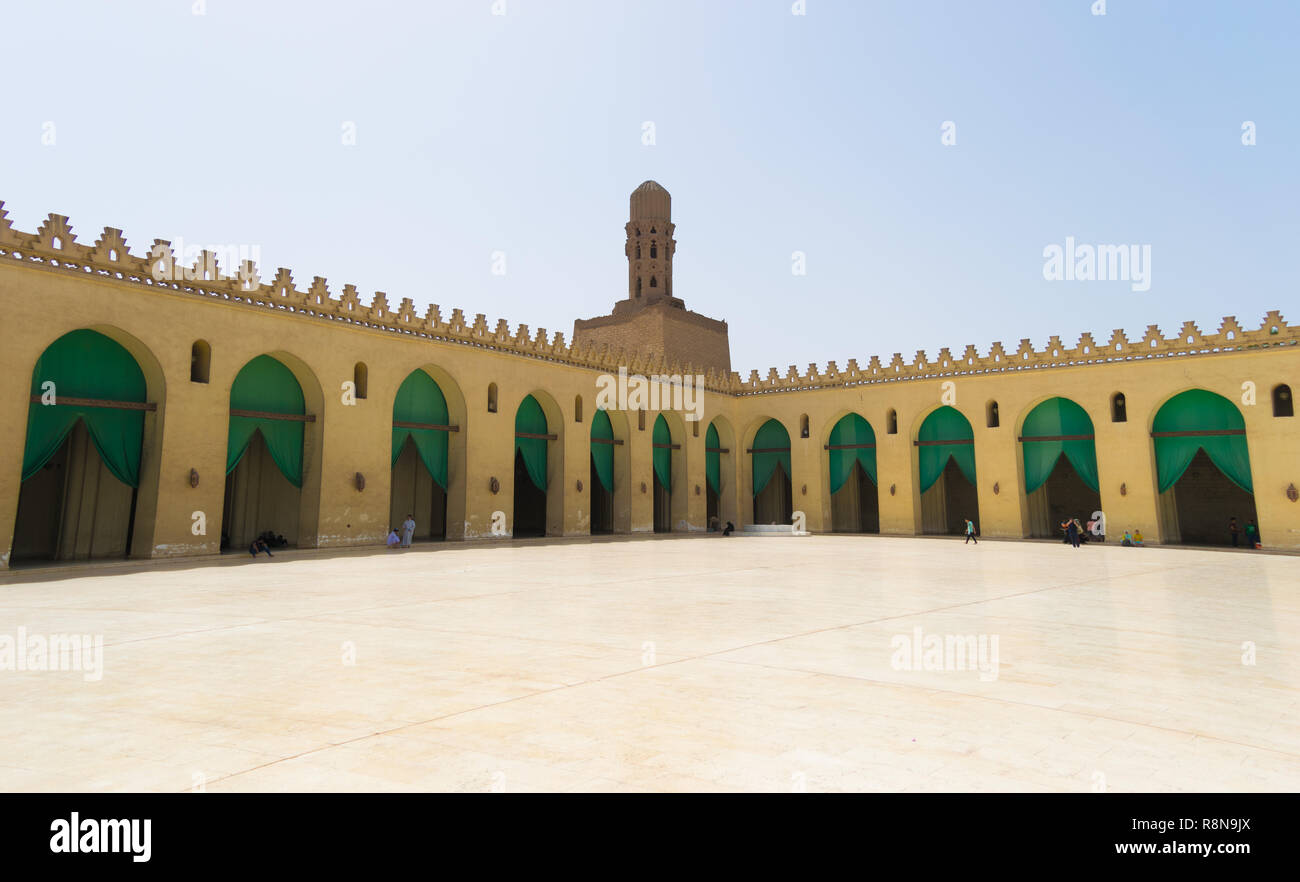 Innen Al Hakim Moschee in Kairo, Ägypten. Die Moschee von al-Hakim, genannt al-Anwar, ist einer der wichtigsten islamischen religiösen Ort in Kairo, Ägypten. Es ist aft benannt Stockfoto