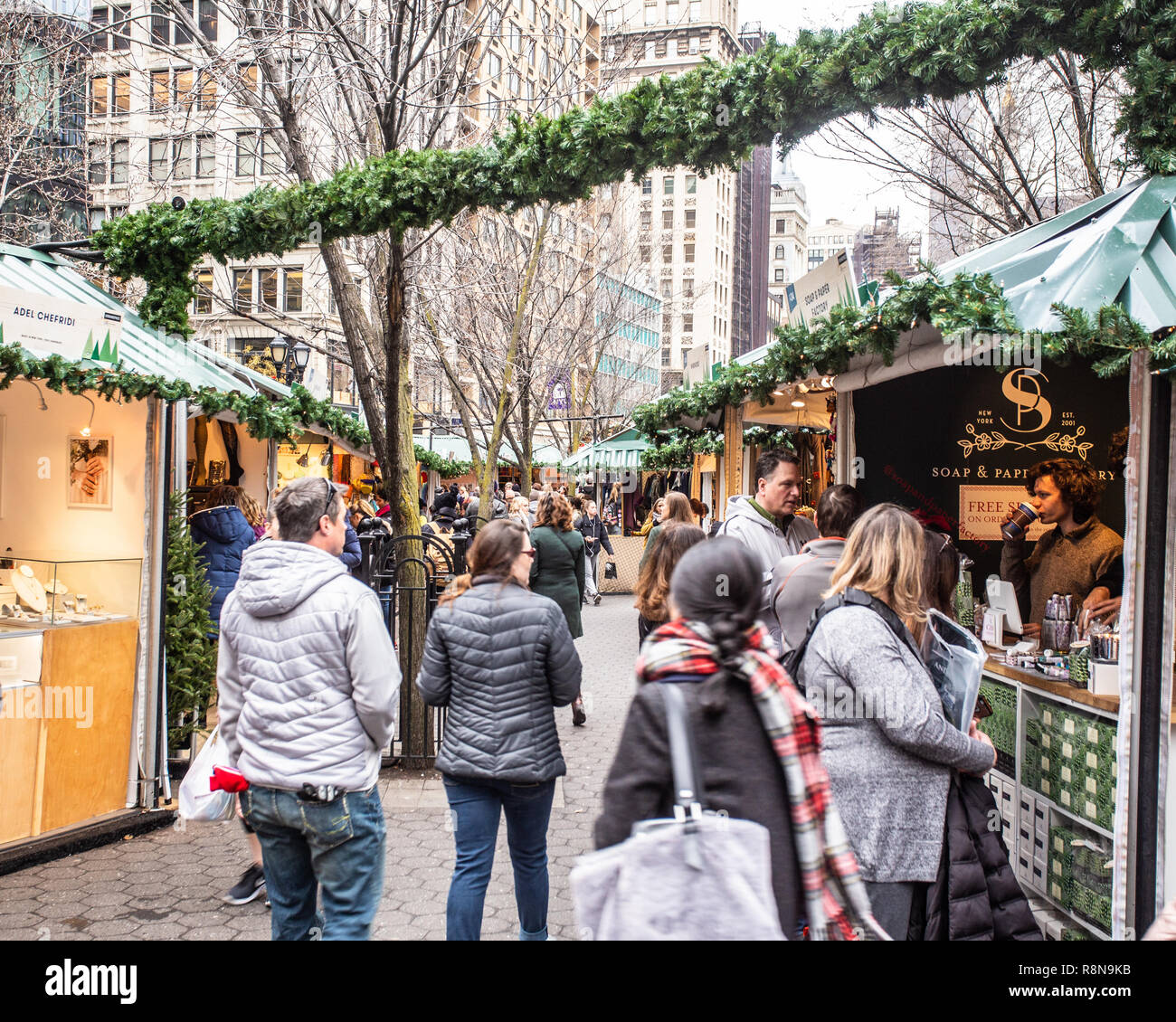 NEW YORK CITY - Dezember 14, 2018: Blick von Menschen Christmas Shopping im Union Square Greenmarket und Urlaub Markt Boutiquen in Manhattan Stockfoto