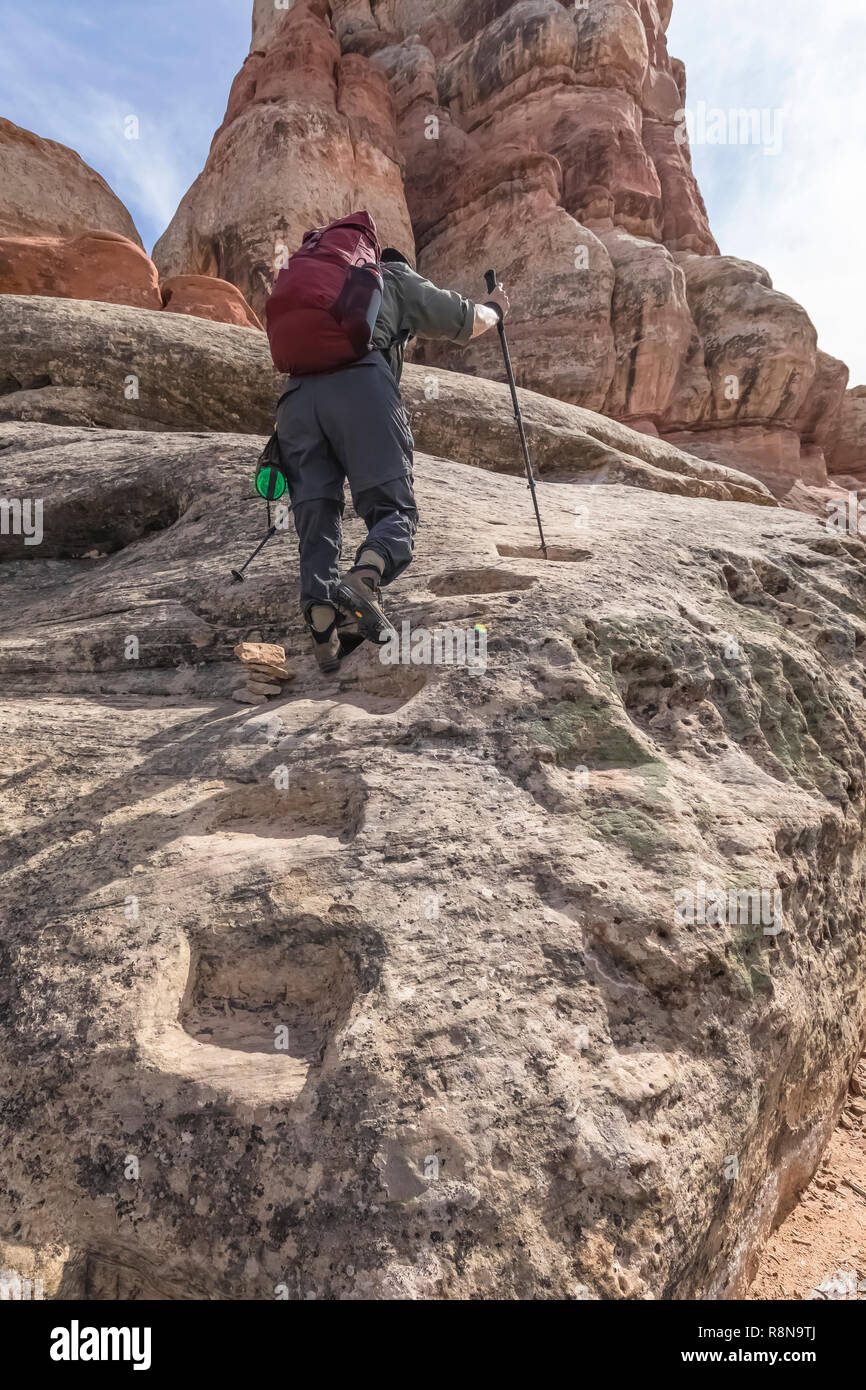 Karen Rentz Erkundung der Slickrock Formationen entlang der Chesler Park Loop Trail im Needles District des Canyonlands National Park, Utah, Oktober, Stockfoto