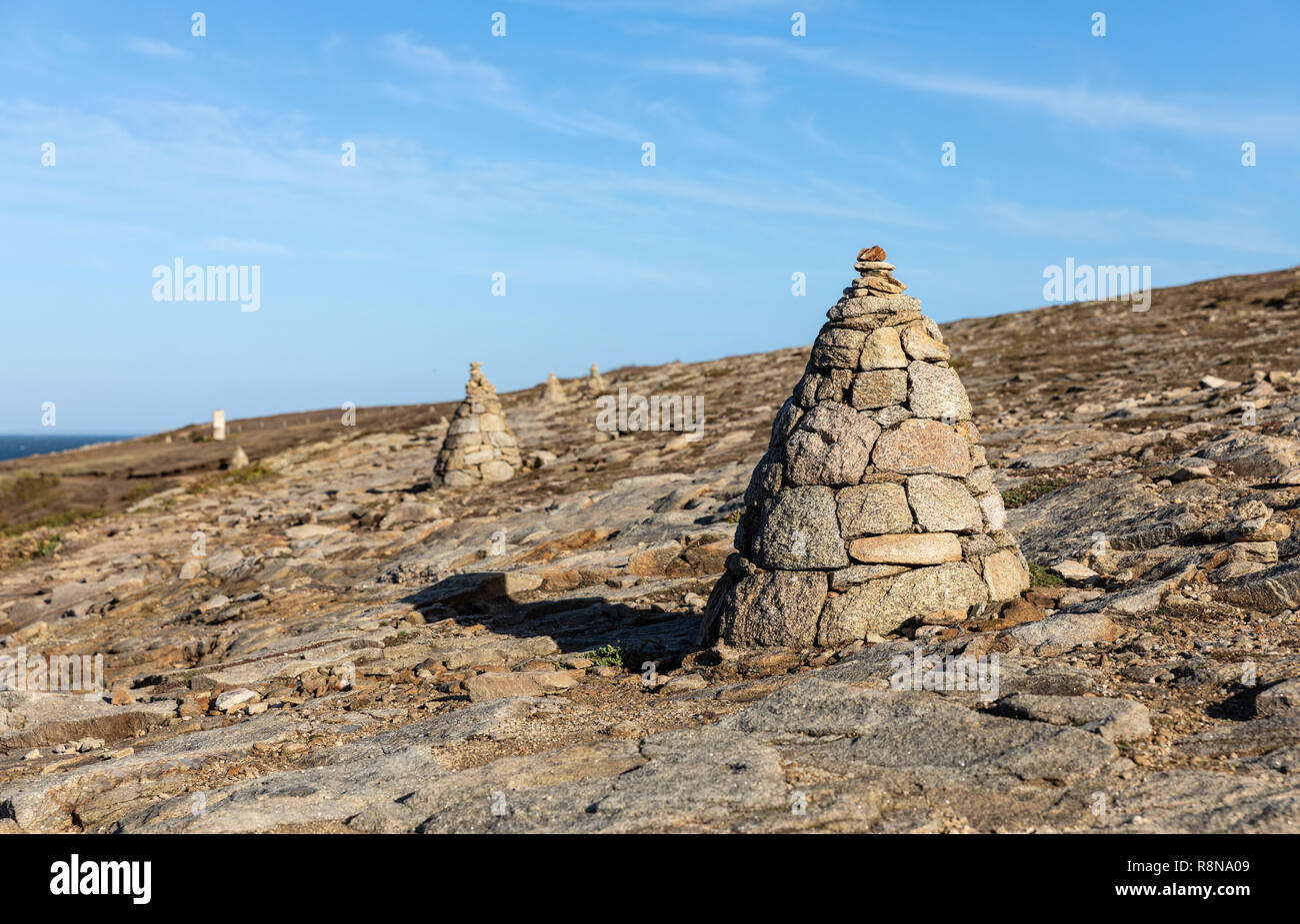 Cairn, Haufen von Steinen an der Küste von Port Guibello in Saint-Pierre-Quiberon (Morbihan, Frankreich) Stockfoto