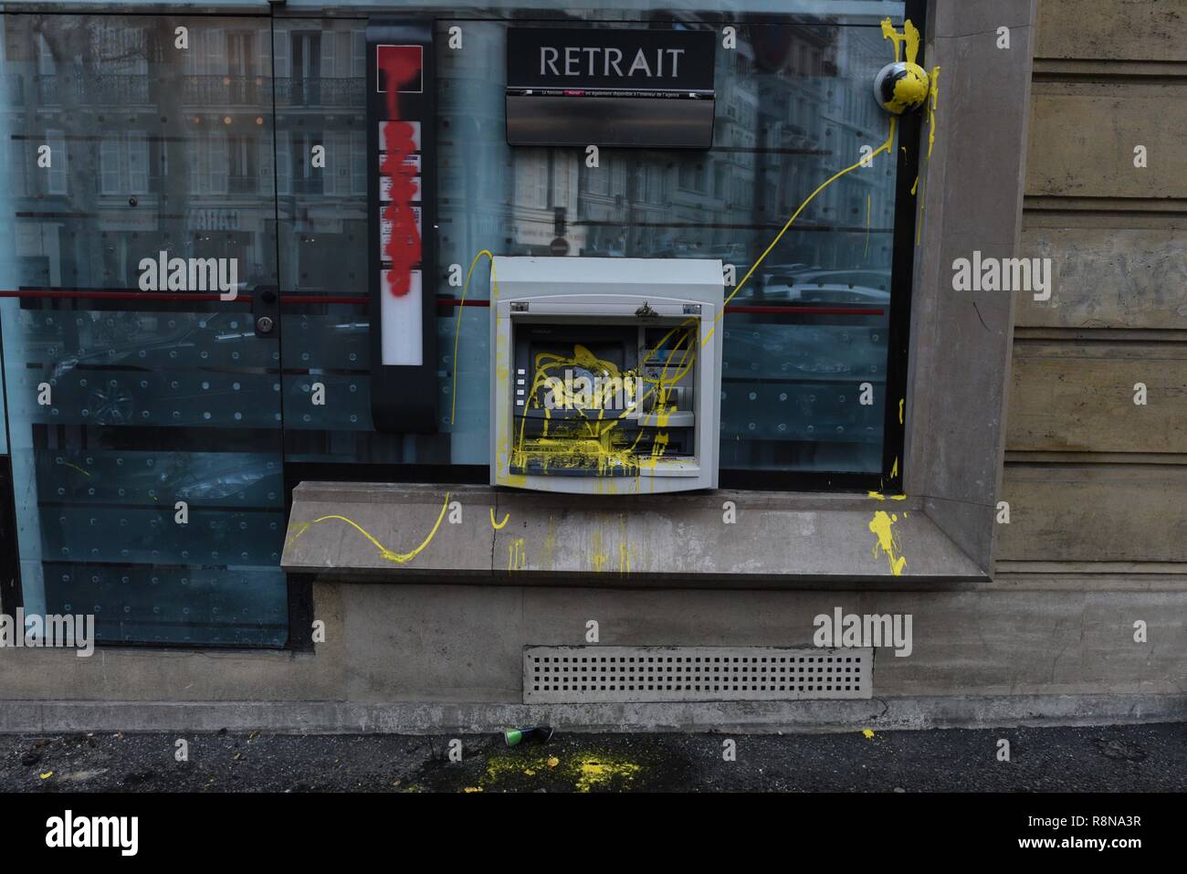 Dezember 08, 2018 - Paris, Frankreich: Eine zerstörte ATM mit gelben Lack überzogen. Mehrere Geschäfte sind in der Nähe des Champs-Elysees avenue beschädigt worden als gelbe Westen gegen die Politik der französische Präsident Emmanuel's Längestrich protestiert. Manifestation des Gilets Jaunes du 8 Dezember ein Paris, l'acte IV de leur Mobilisierung. *** Frankreich/KEINE VERKÄUFE IN DEN FRANZÖSISCHEN MEDIEN *** Stockfoto