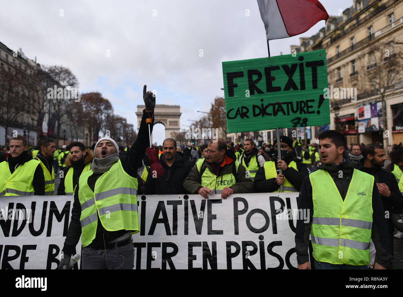 Dezember 08, 2018 - Paris, Frankreich: Portrait von Farouk Largo (mit einer weißen Mütze), eine gelbe Weste Demonstrant, wie er sie nennt für ein Referendum gegen französische Präsident Emmanuel Längestrich. Manifestation des Gilets Jaunes du 8 Dezember ein Paris, l'acte IV de leur Mobilisierung. *** Frankreich/KEINE VERKÄUFE IN DEN FRANZÖSISCHEN MEDIEN *** Stockfoto