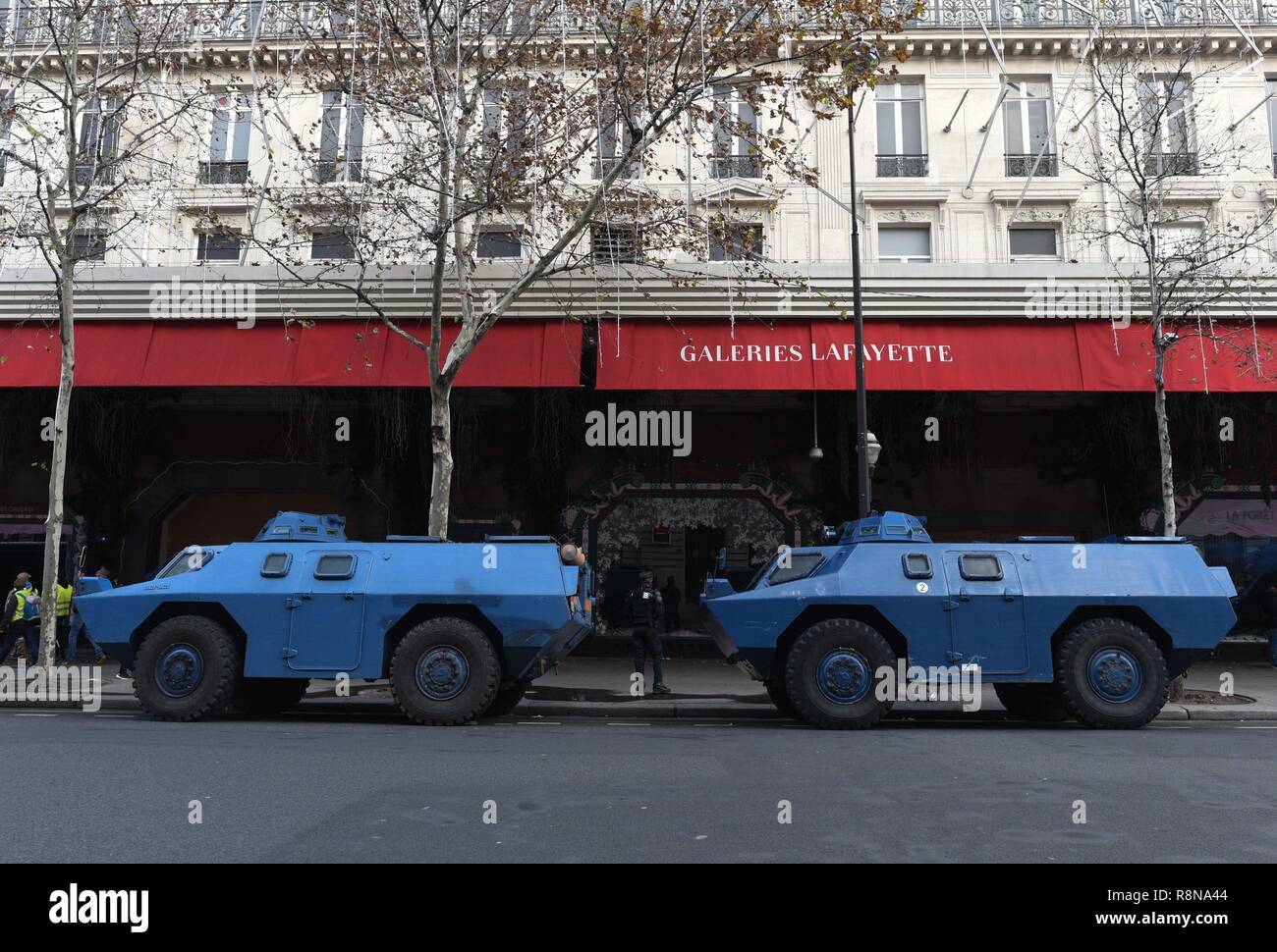 Dezember 08, 2018 - Paris, Frankreich: gepanzerte Fahrzeuge vor der Galeries Lafayette luxuriöse Shop wie Paris bereitet sich auf einen heftigen Protest der Gelben Weste Bewegung eingesetzt. Manifestation des Gilets Jaunes du 8 Dezember ein Paris, l'acte IV de leur Mobilisierung. *** Frankreich/KEINE VERKÄUFE IN DEN FRANZÖSISCHEN MEDIEN *** Stockfoto