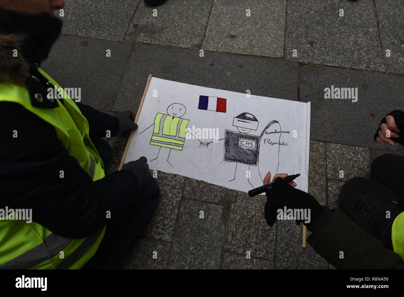 Dezember 08, 2018 - Paris, Frankreich: gelbe Weste Demonstranten machen eine Zeichnung, die Solidarität zwischen Polizei und Gelb. Manifestation des Gilets Jaunes du 8 Dezember ein Paris, l'acte IV de leur Mobilisierung. *** Frankreich/KEINE VERKÄUFE IN DEN FRANZÖSISCHEN MEDIEN *** Stockfoto