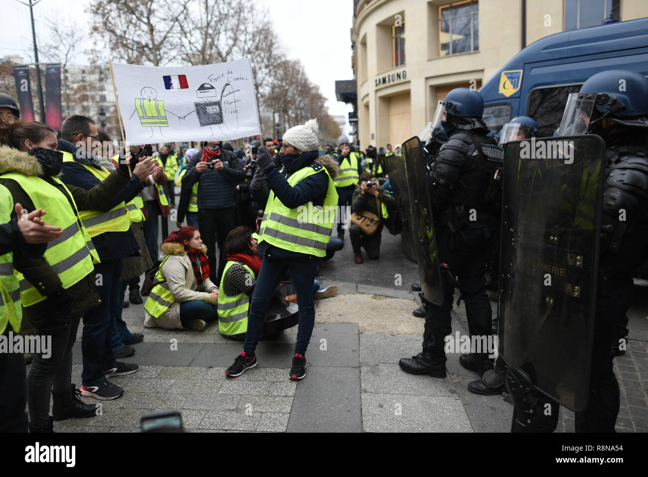 Dezember 08, 2018 - Paris, Frankreich: gelbe Weste Demonstranten machen eine Zeichnung, die Solidarität zwischen Polizei und Gelb. Manifestation des Gilets Jaunes du 8 Dezember ein Paris, l'acte IV de leur Mobilisierung. *** Frankreich/KEINE VERKÄUFE IN DEN FRANZÖSISCHEN MEDIEN *** Stockfoto
