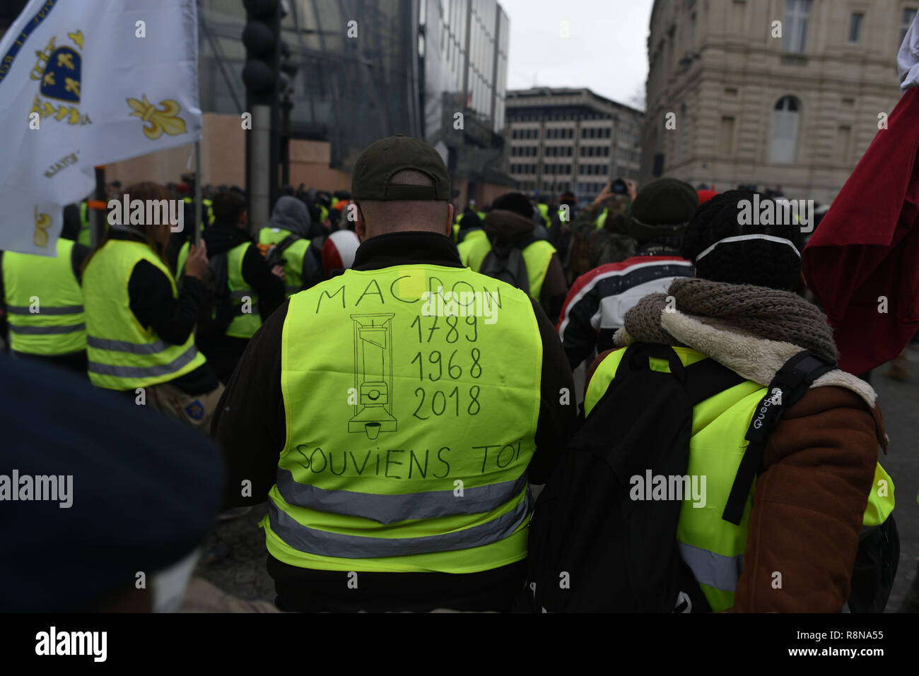 Dezember 08, 2018 - Paris, Frankreich: Eine gelbe Weste Demonstrant auf der Champs-Elysees avenue. Die Meldung auf seine Weste zeigt eine Guillotine und lautet "1789, 1968, 2018 - längestrich, erinnern". Manifestation des Gilets Jaunes du 8 Dezember ein Paris, l'acte IV de leur Mobilisierung. *** Frankreich/KEINE VERKÄUFE IN DEN FRANZÖSISCHEN MEDIEN *** Stockfoto