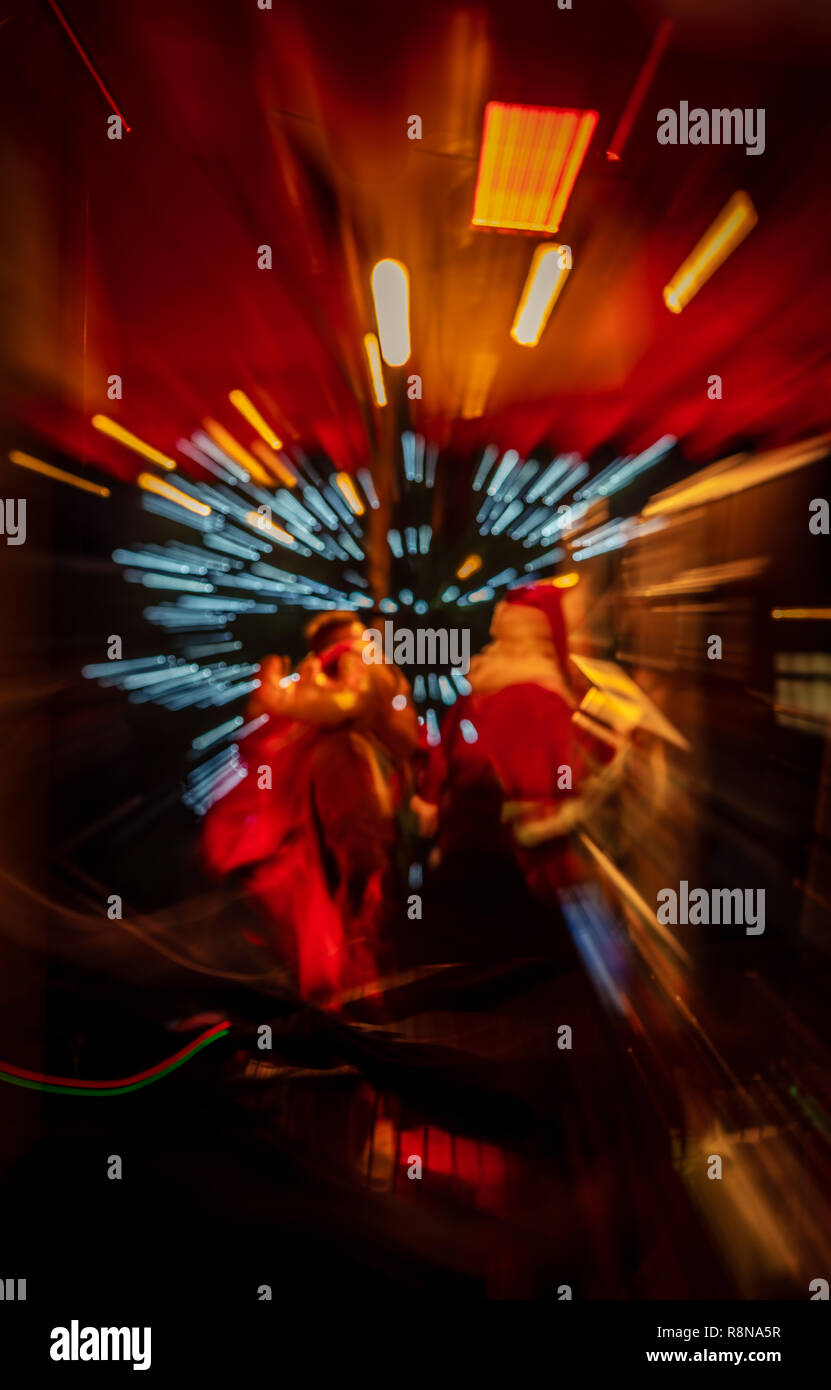 Besondere Wirkung Bewegungsunschärfe mit bokeh Beleuchtung zoomen in Santa Claus in seinem roten Kostüm Stockfoto