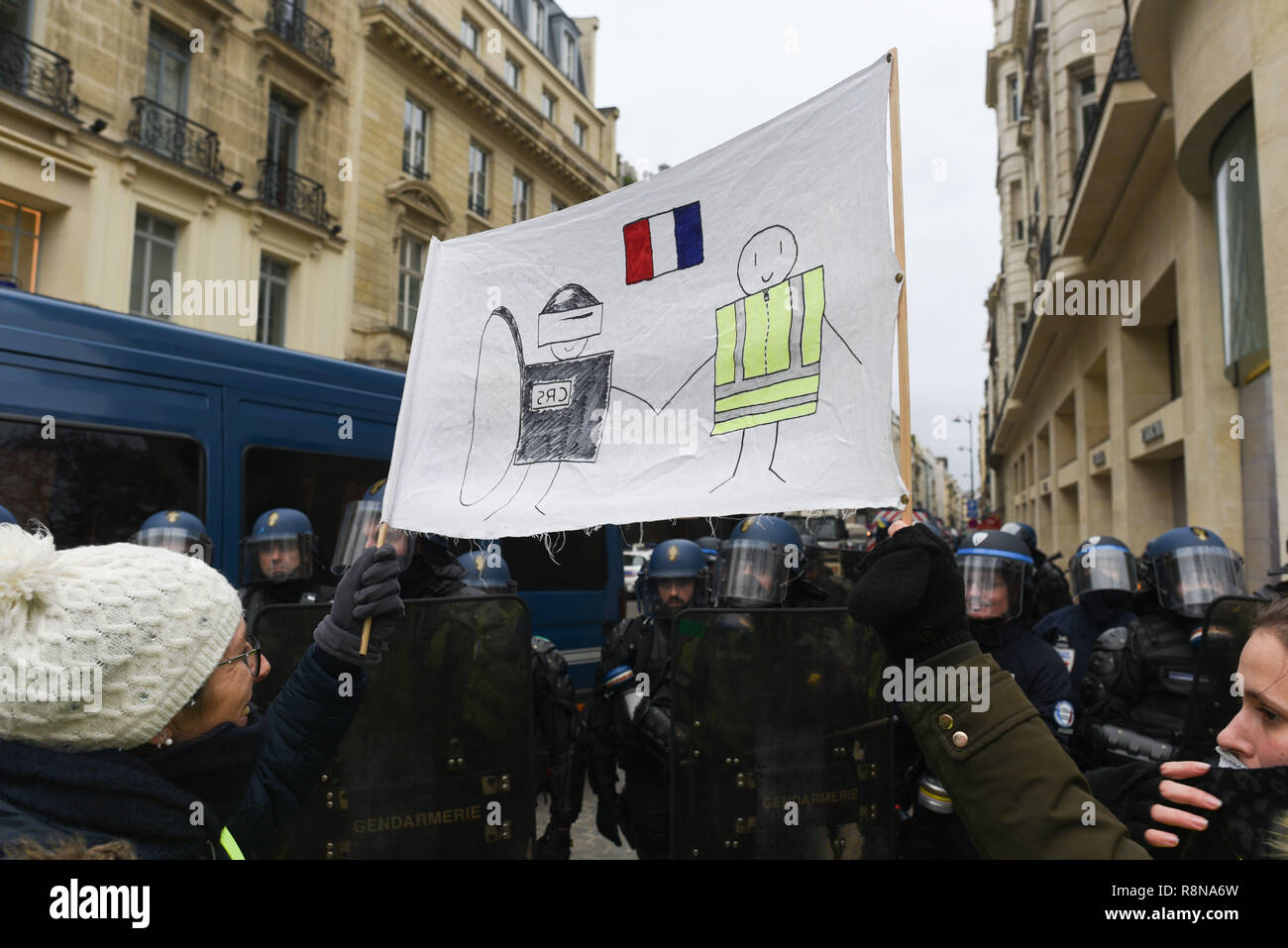 Dezember 08, 2018 - Paris, Frankreich: gelbe Weste Demonstranten machen eine Zeichnung, die Solidarität zwischen Polizei und Gelb. Manifestation des Gilets Jaunes du 8 Dezember ein Paris, l'acte IV de leur Mobilisierung. *** Frankreich/KEINE VERKÄUFE IN DEN FRANZÖSISCHEN MEDIEN *** Stockfoto