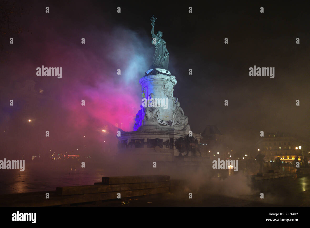 Dezember 08, 2018 - Paris, Frankreich: Die Statue auf dem Place de la Republique, das die Französische Republik darstellt, wird durch Gas als gelbe Weste Demonstranten Zusammentreffen mit Polizei reißen umgeben. Manifestation des Gilets Jaunes du 8 Dezember ein Paris, l'acte IV de leur Mobilisierung. *** Frankreich/KEINE VERKÄUFE IN DEN FRANZÖSISCHEN MEDIEN *** Stockfoto