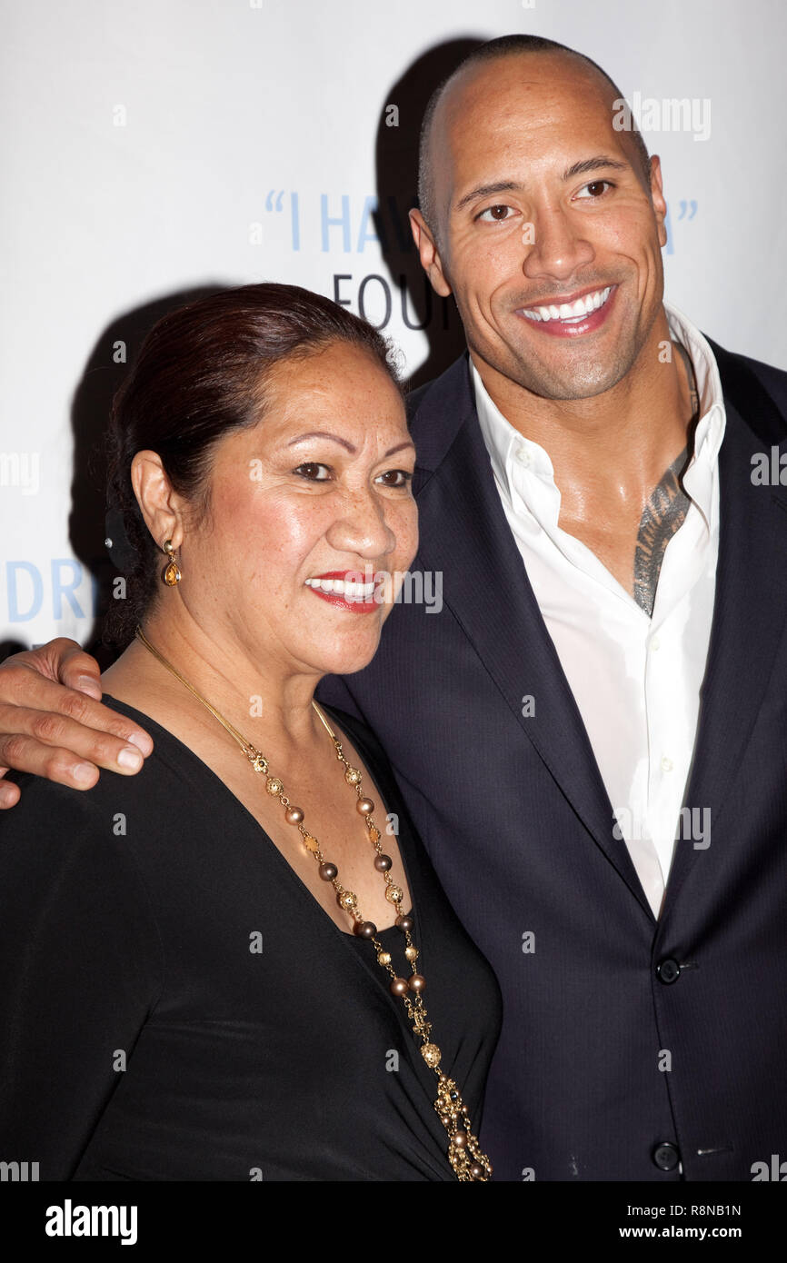 NEW YORK, NY, USA - 11. JUNI 2009: Dwayne Johnson mit Mama nimmt an, ich Träume haben, Stiftung Frühjahr Gala in New York City. Stockfoto