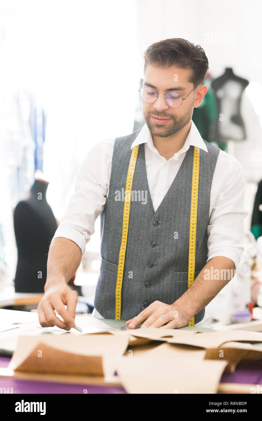 Männliche Schneider im Atelier Stockfoto
