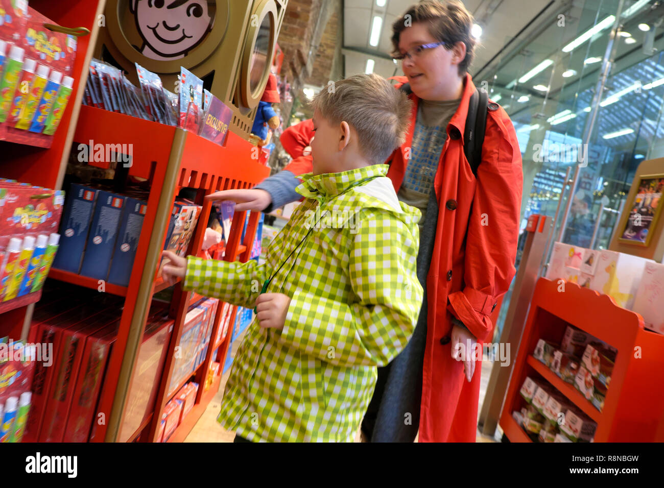 Junge Kind und Mutter im Hamleys Spielwarenladen im Einkaufszentrum St. Pancras Station Leute schauen sich Lego Christmas in London Großbritannien England KATHY DEWITT an Stockfoto