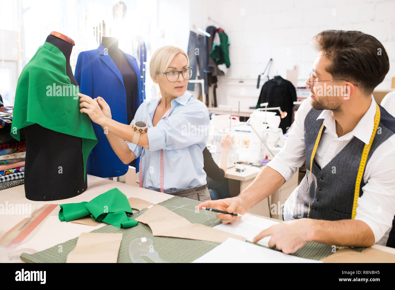 Fashion Designer im Atelier Stockfoto