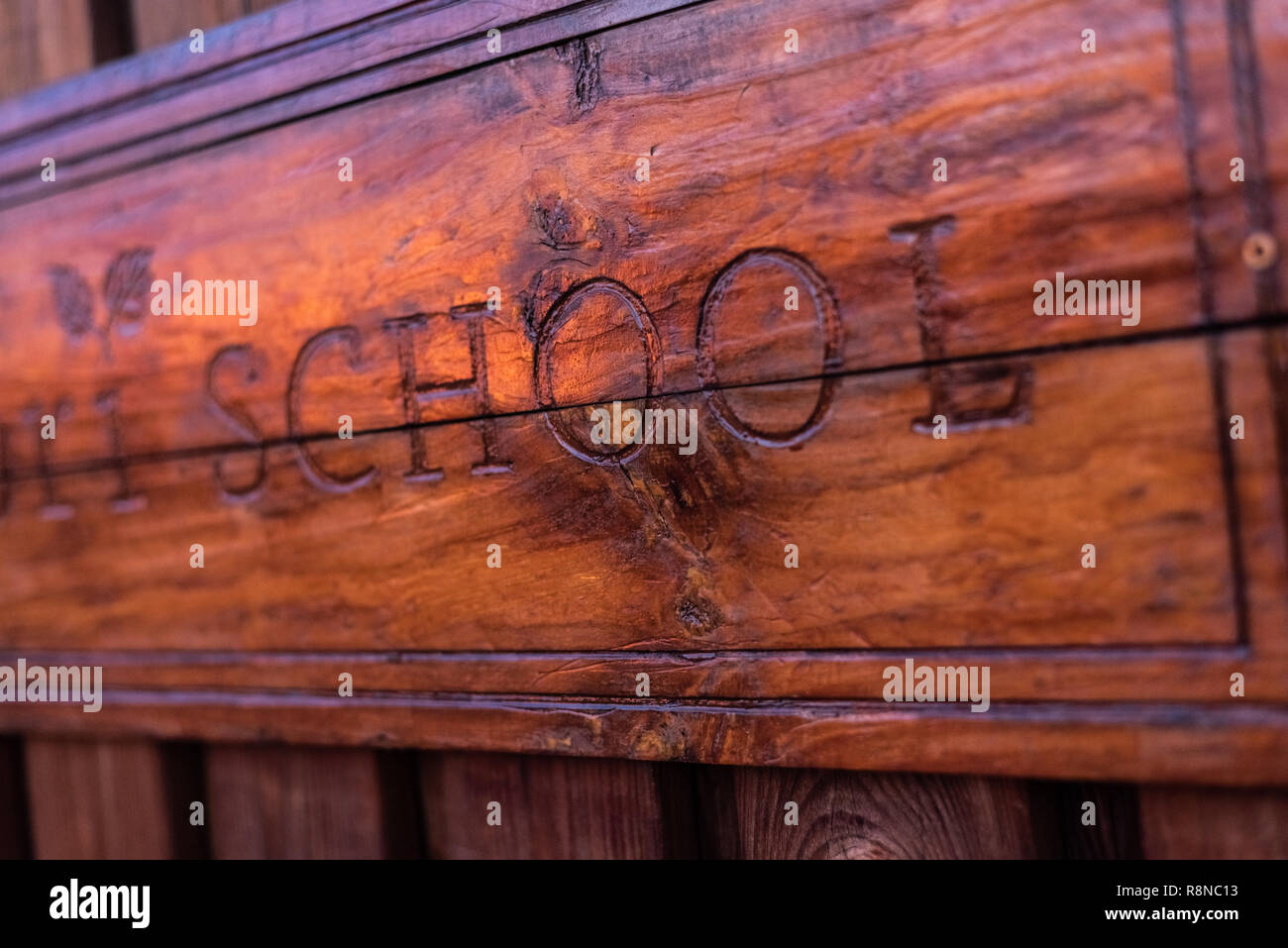 Holzschild mit der Schule Inschrift eingraviert. Stockfoto