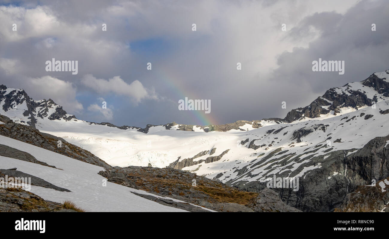 Regenbogen über verschneite Berge und Gletscher, Neuseeland Stockfoto