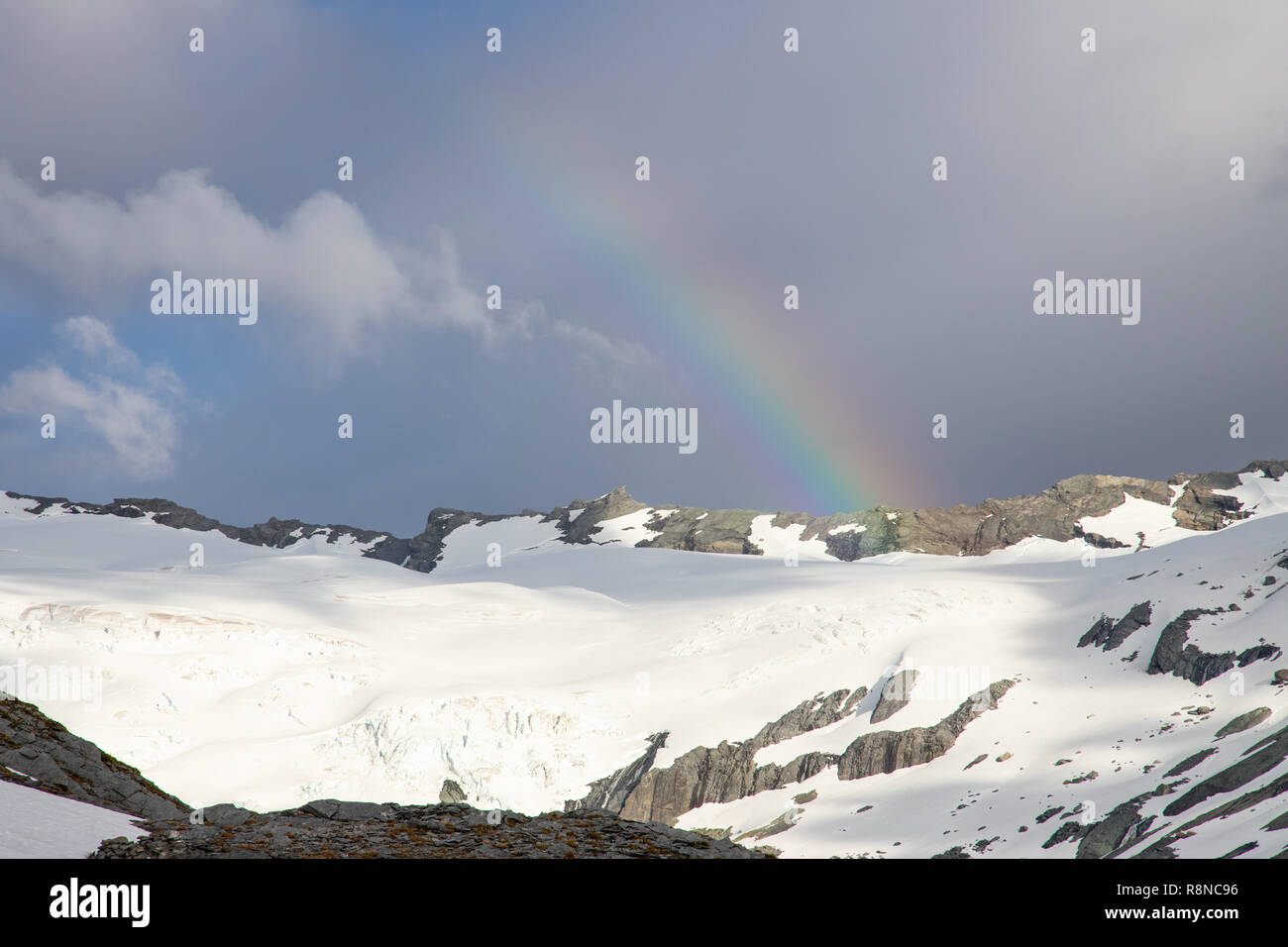 Regenbogen über verschneite Berge und Gletscher, Neuseeland Stockfoto