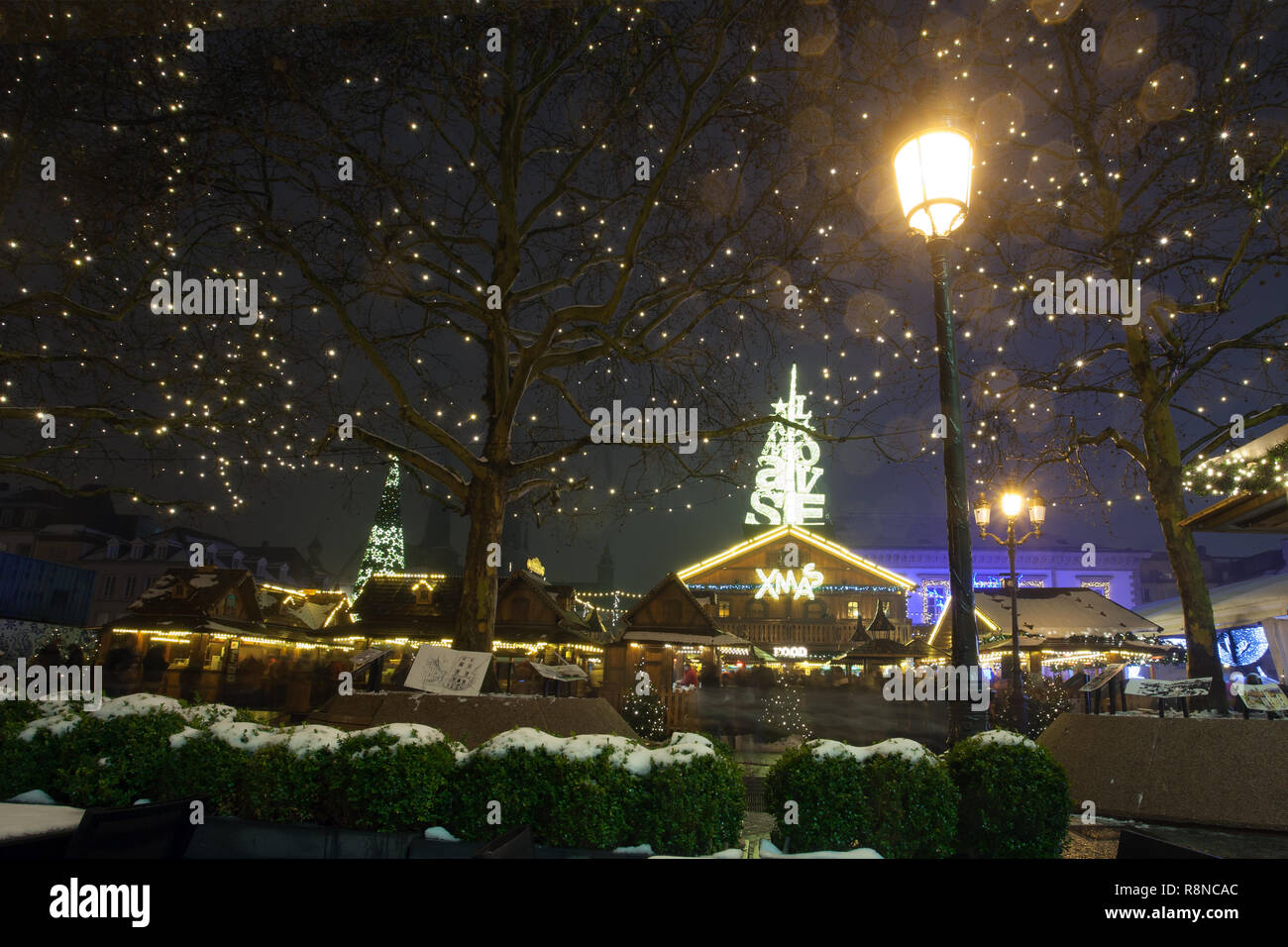 Weihnachtsmarkt mit Lens Flare und Schnee Stockfoto