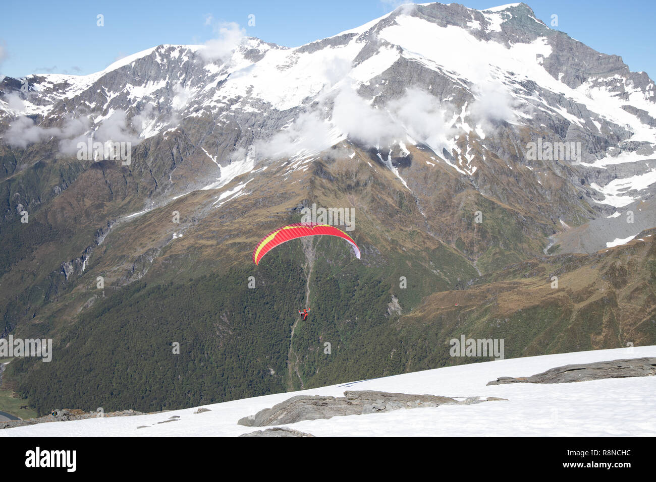 Gleitschirm starten aus schneebedeckten Bergen, Neuseeland Stockfoto