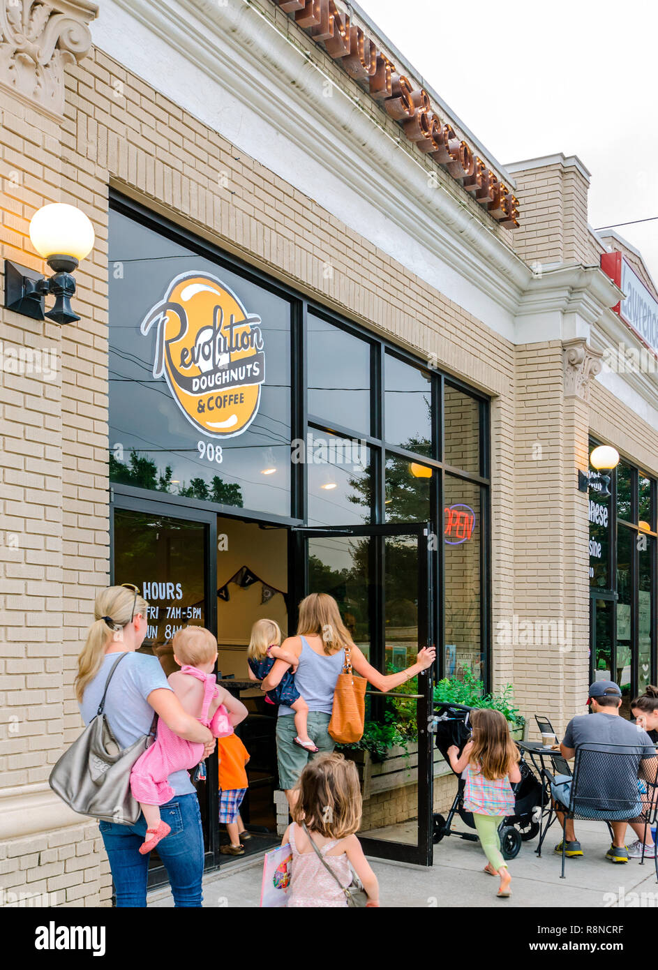 Eine Familie in Revolution Donuts und Kaffee, 12. Juni 2014, in Decatur, Georgia. Das Familienunternehmen eröffnet im Jahr 2012. (Foto von Carmen K. Sisso Stockfoto