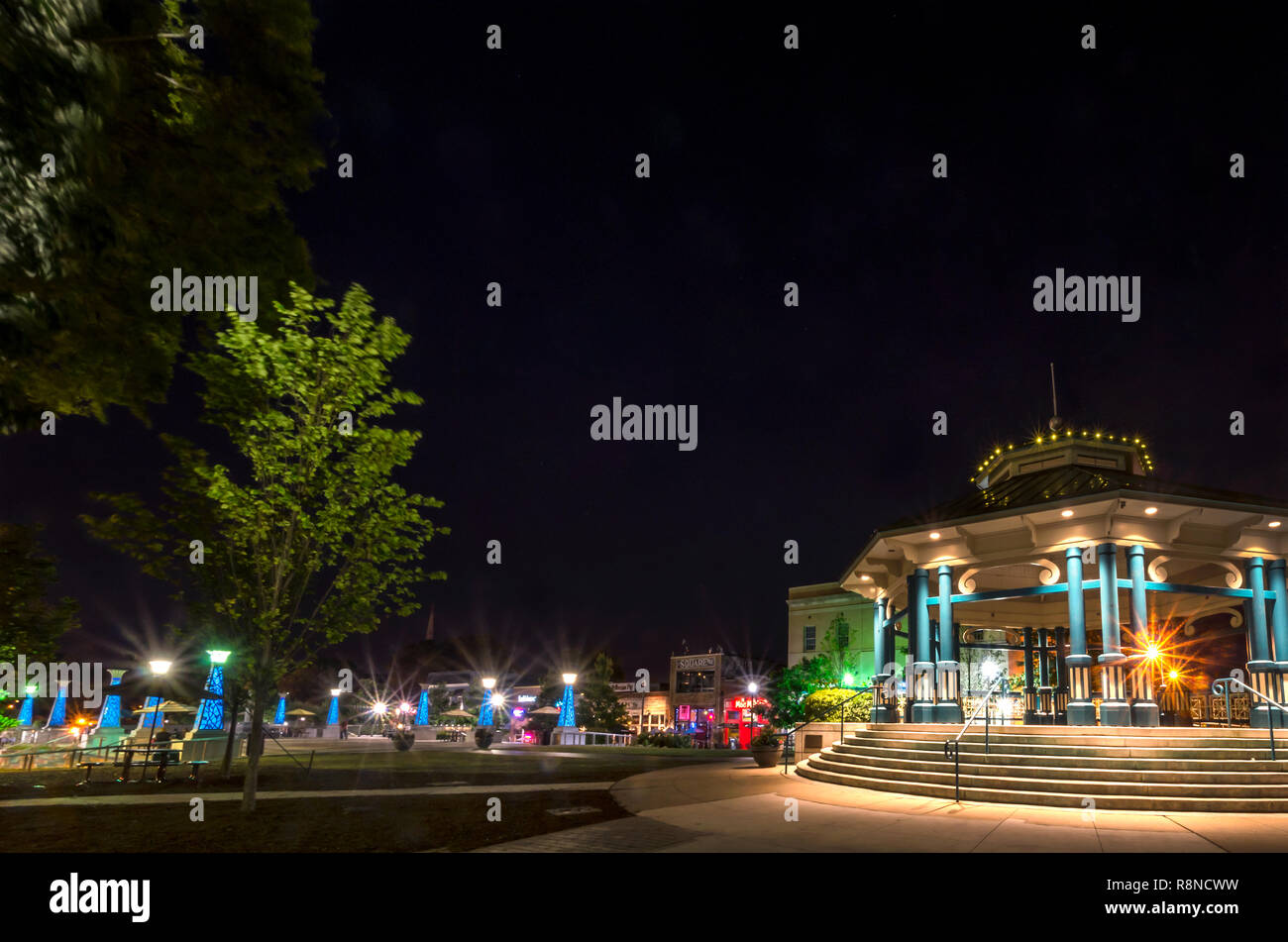 Die Decatur Square Gazebo und Musikpavillon wird dargestellt, bei Nacht, 4. Juni 2014, in Decatur, Georgia. Stockfoto